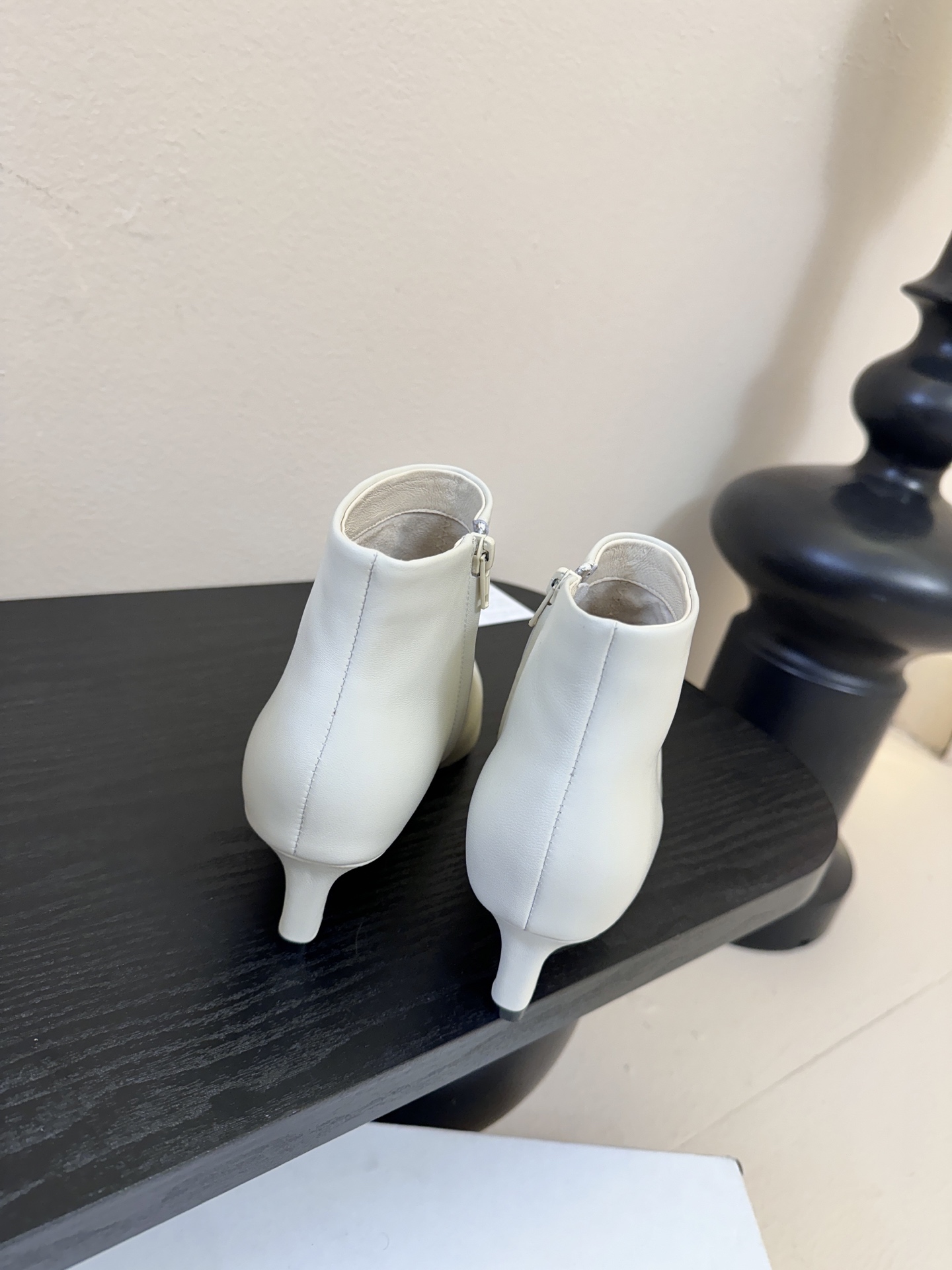 THE ROW25秋冬新品小方头猫跟小短靴裸鞋！这款短靴简直是可以被叫做断货王！小小方头设计极简又高级感