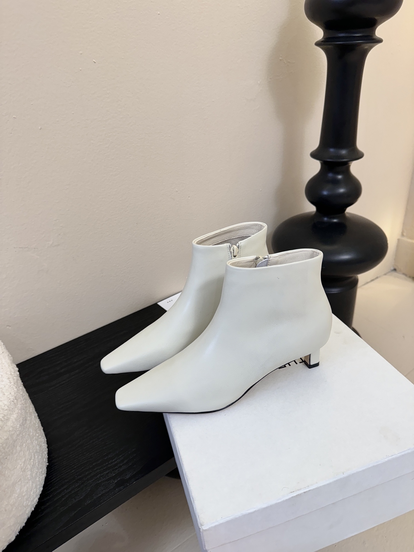 THE ROW25秋冬新品小方头猫跟小短靴裸鞋！这款短靴简直是可以被叫做断货王！小小方头设计极简又高级感