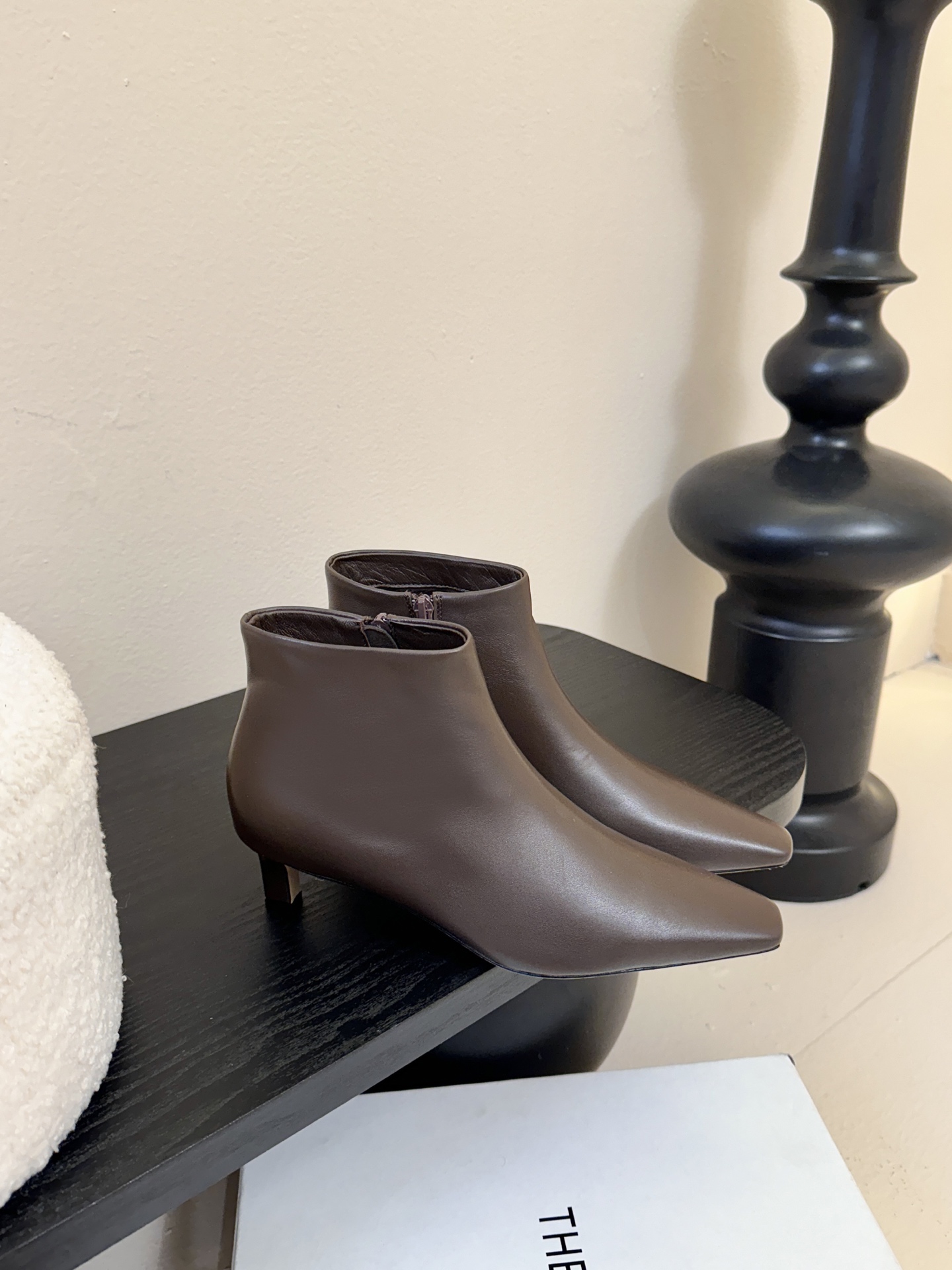 THE ROW25秋冬新品小方头猫跟小短靴裸鞋！这款短靴简直是可以被叫做断货王！小小方头设计极简又高级感