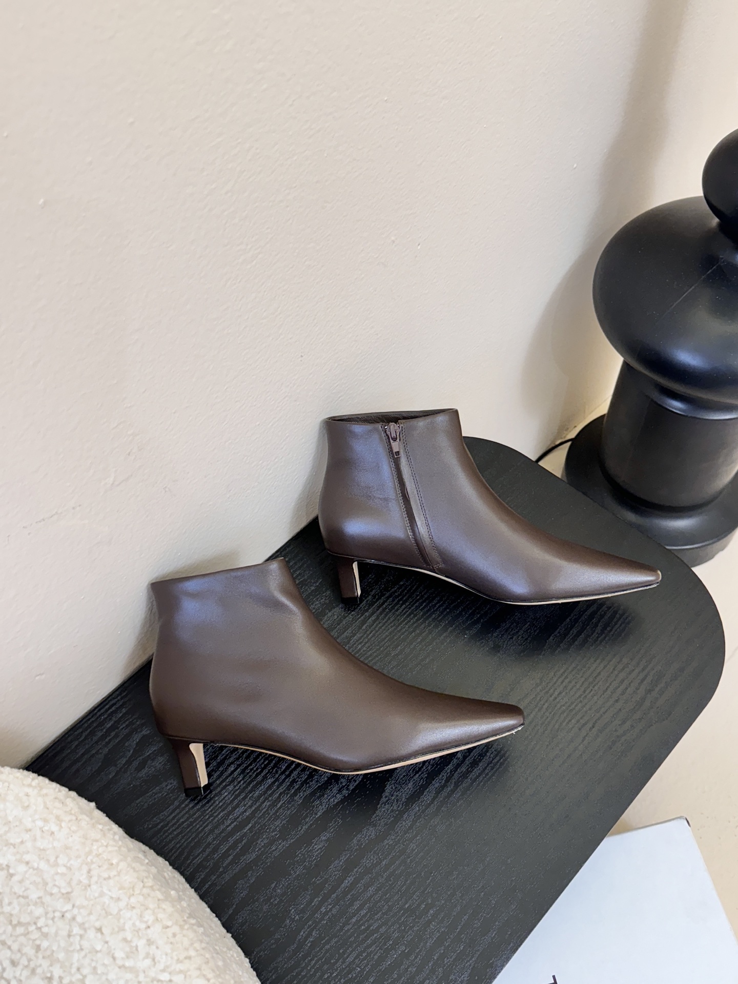 THE ROW25秋冬新品小方头猫跟小短靴裸鞋！这款短靴简直是可以被叫做断货王！小小方头设计极简又高级感