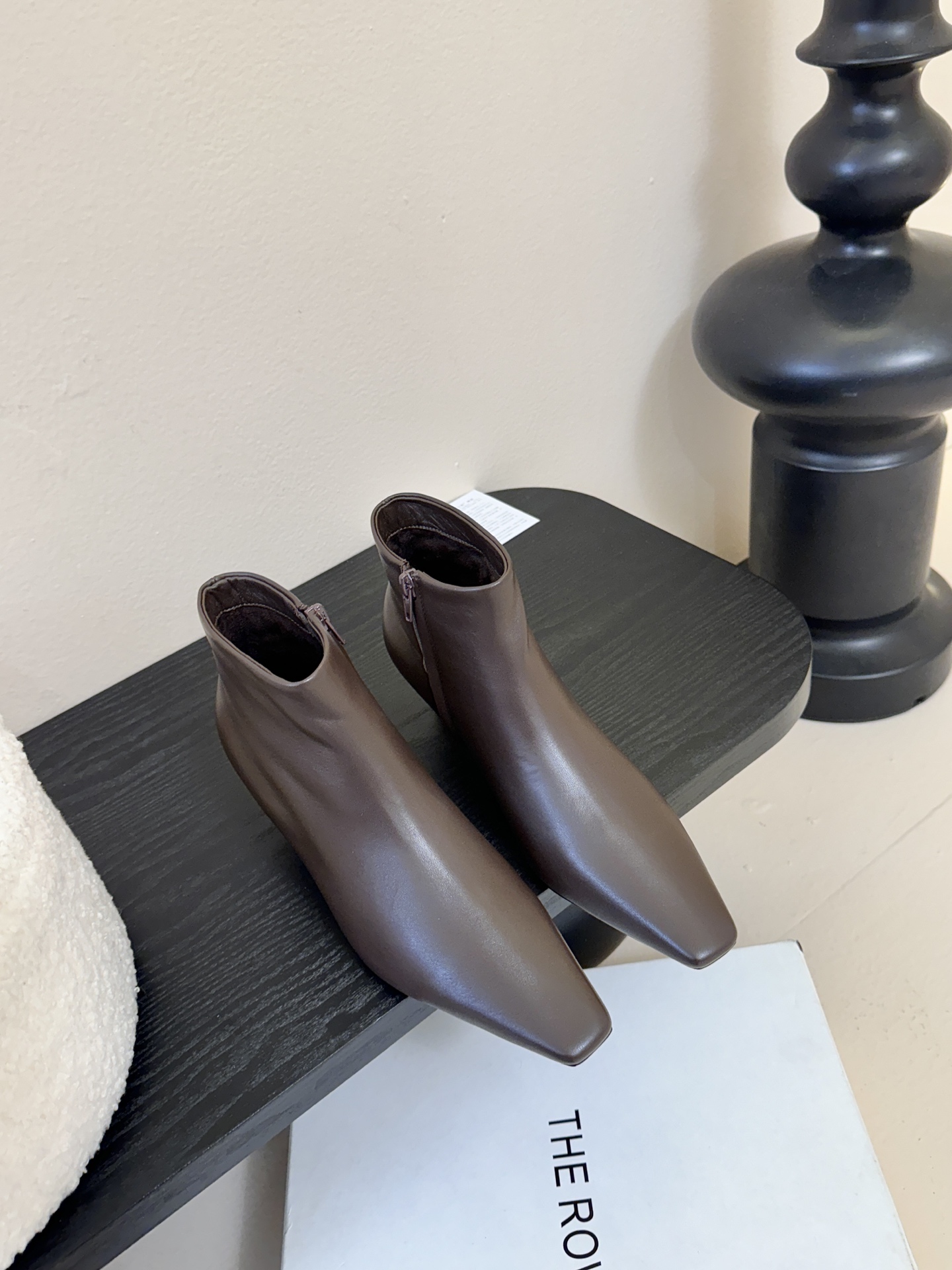 THE ROW25秋冬新品小方头猫跟小短靴裸鞋！这款短靴简直是可以被叫做断货王！小小方头设计极简又高级感