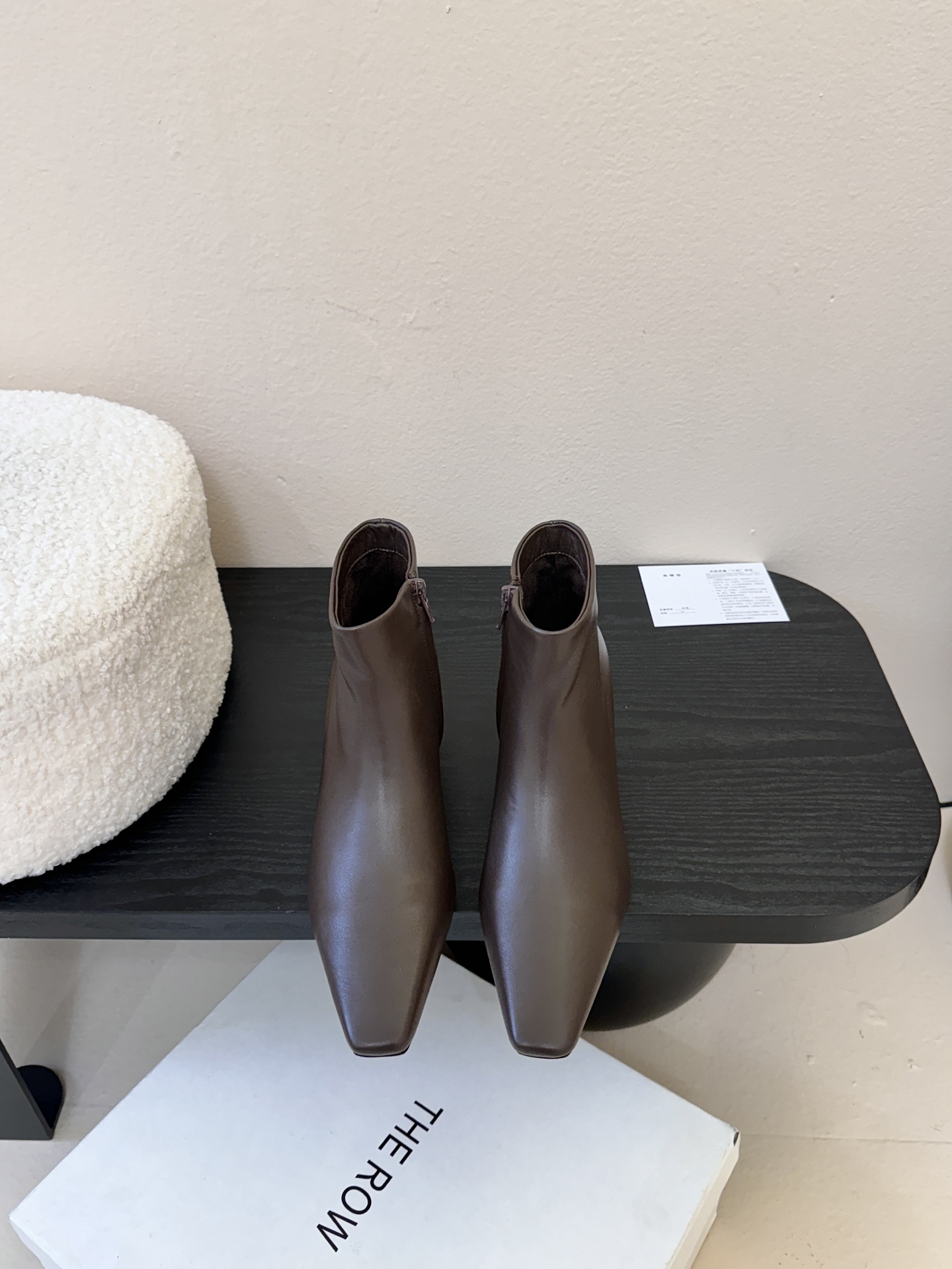 THE ROW25秋冬新品小方头猫跟小短靴裸鞋！这款短靴简直是可以被叫做断货王！小小方头设计极简又高级感