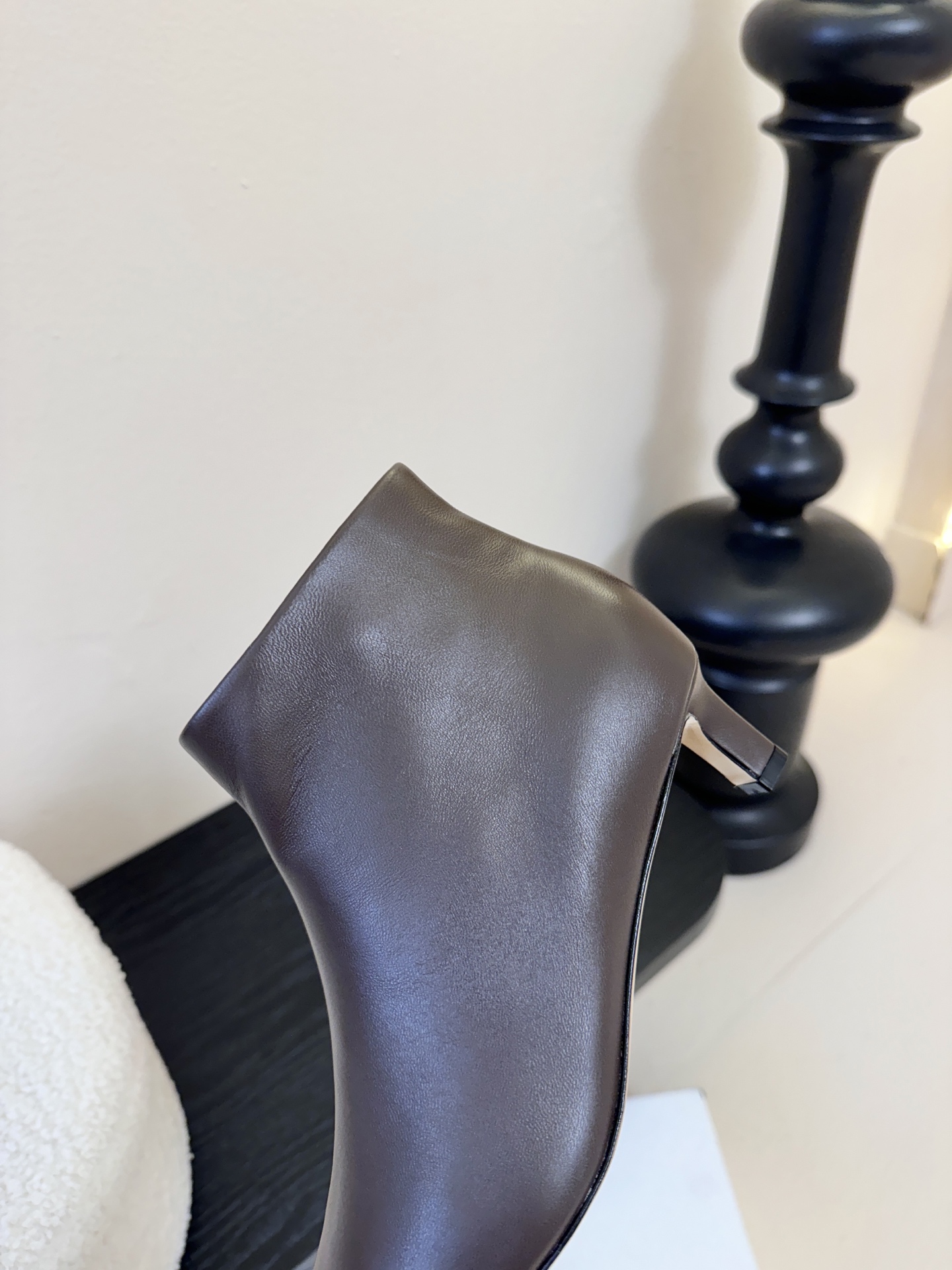 THE ROW25秋冬新品小方头猫跟小短靴裸鞋！这款短靴简直是可以被叫做断货王！小小方头设计极简又高级感