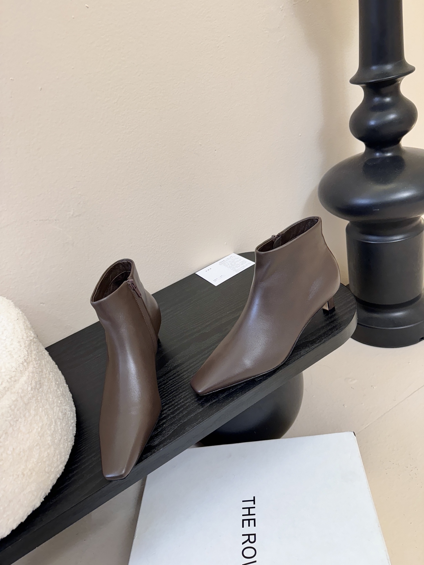 THE ROW25秋冬新品小方头猫跟小短靴裸鞋！这款短靴简直是可以被叫做断货王！小小方头设计极简又高级感