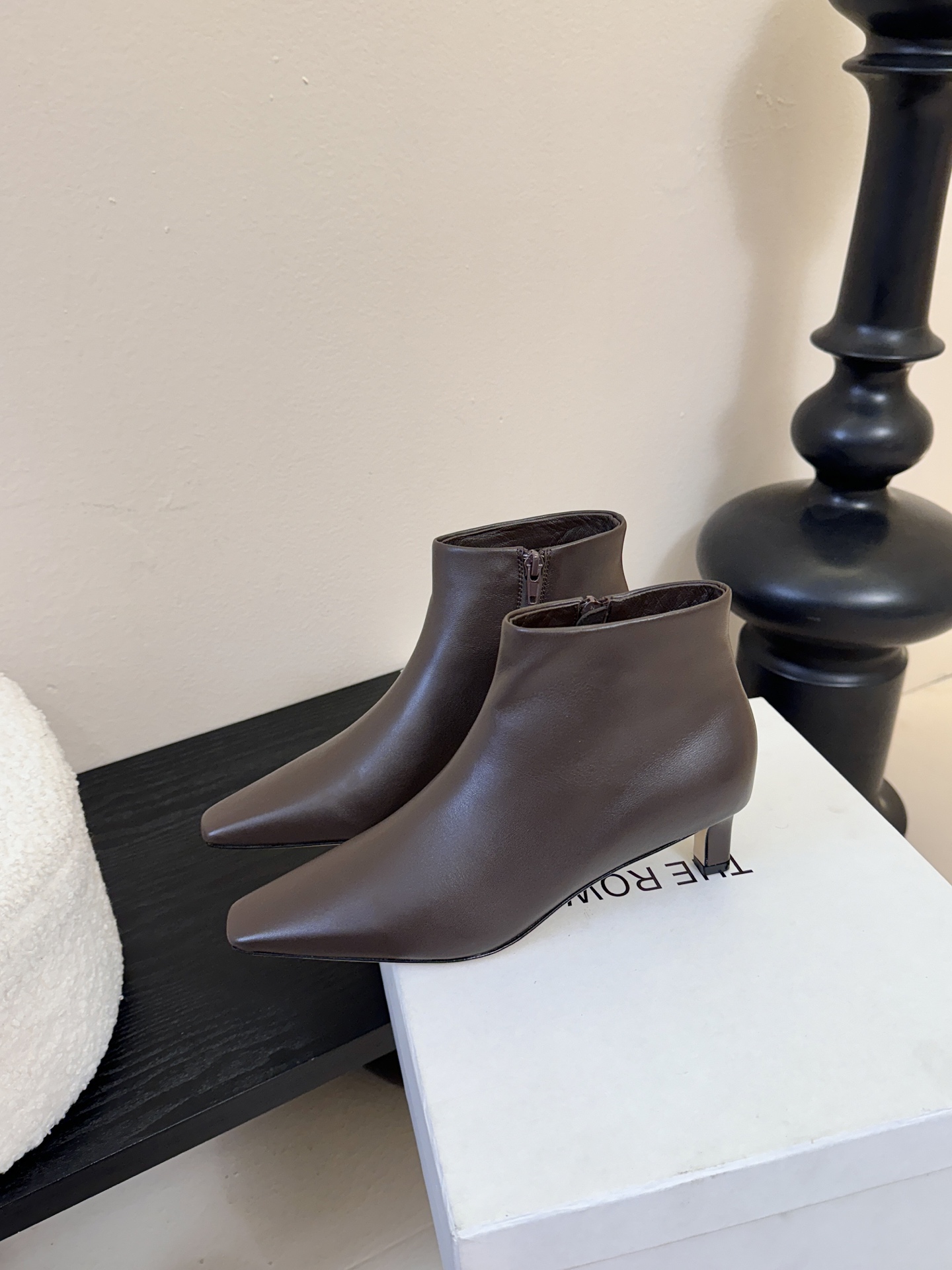 THE ROW25秋冬新品小方头猫跟小短靴裸鞋！这款短靴简直是可以被叫做断货王！小小方头设计极简又高级感