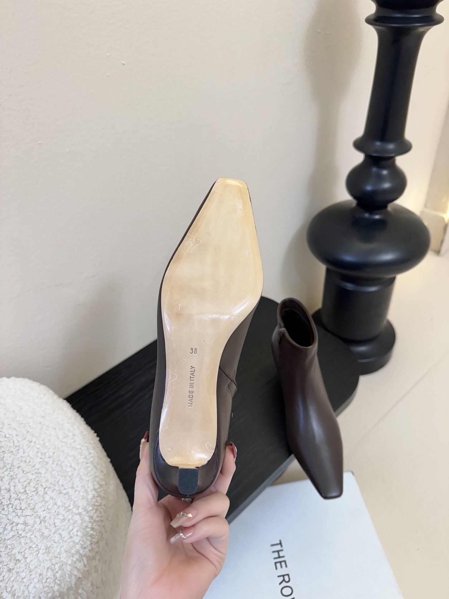 THE ROW25秋冬新品小方头猫跟小短靴裸鞋！这款短靴简直是可以被叫做断货王！小小方头设计极简又高级感