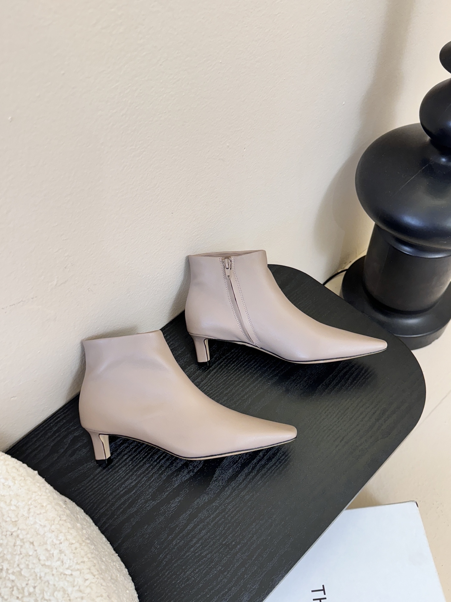 THE ROW25秋冬新品小方头猫跟小短靴裸鞋！这款短靴简直是可以被叫做断货王！小小方头设计极简又高级感