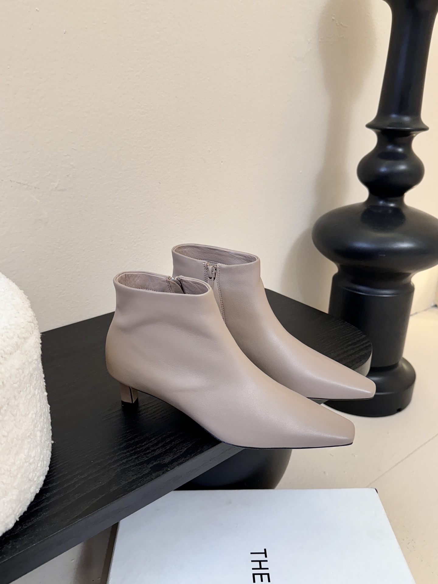 THE ROW25秋冬新品小方头猫跟小短靴裸鞋！这款短靴简直是可以被叫做断货王！小小方头设计极简又高级感