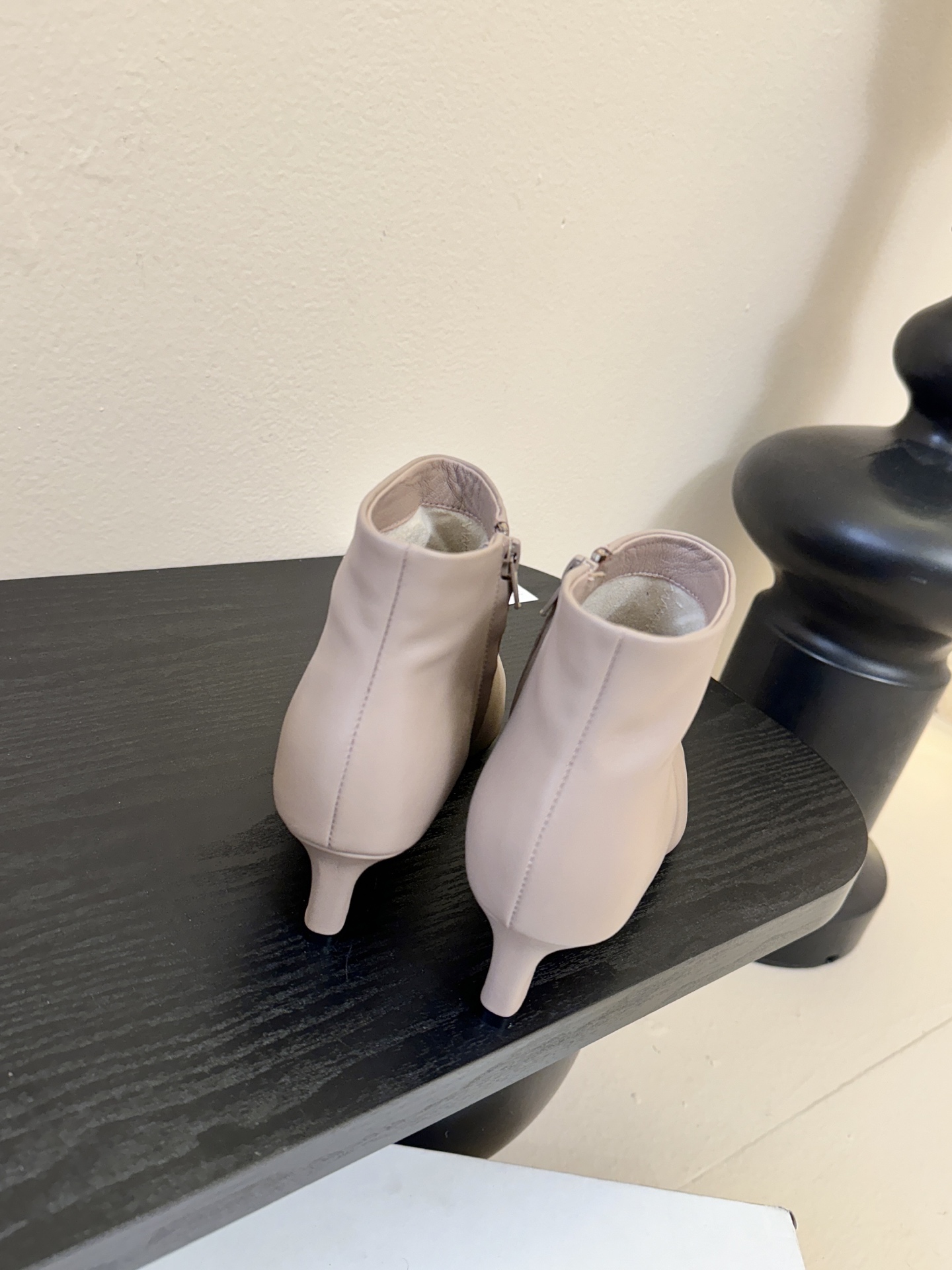 THE ROW25秋冬新品小方头猫跟小短靴裸鞋！这款短靴简直是可以被叫做断货王！小小方头设计极简又高级感