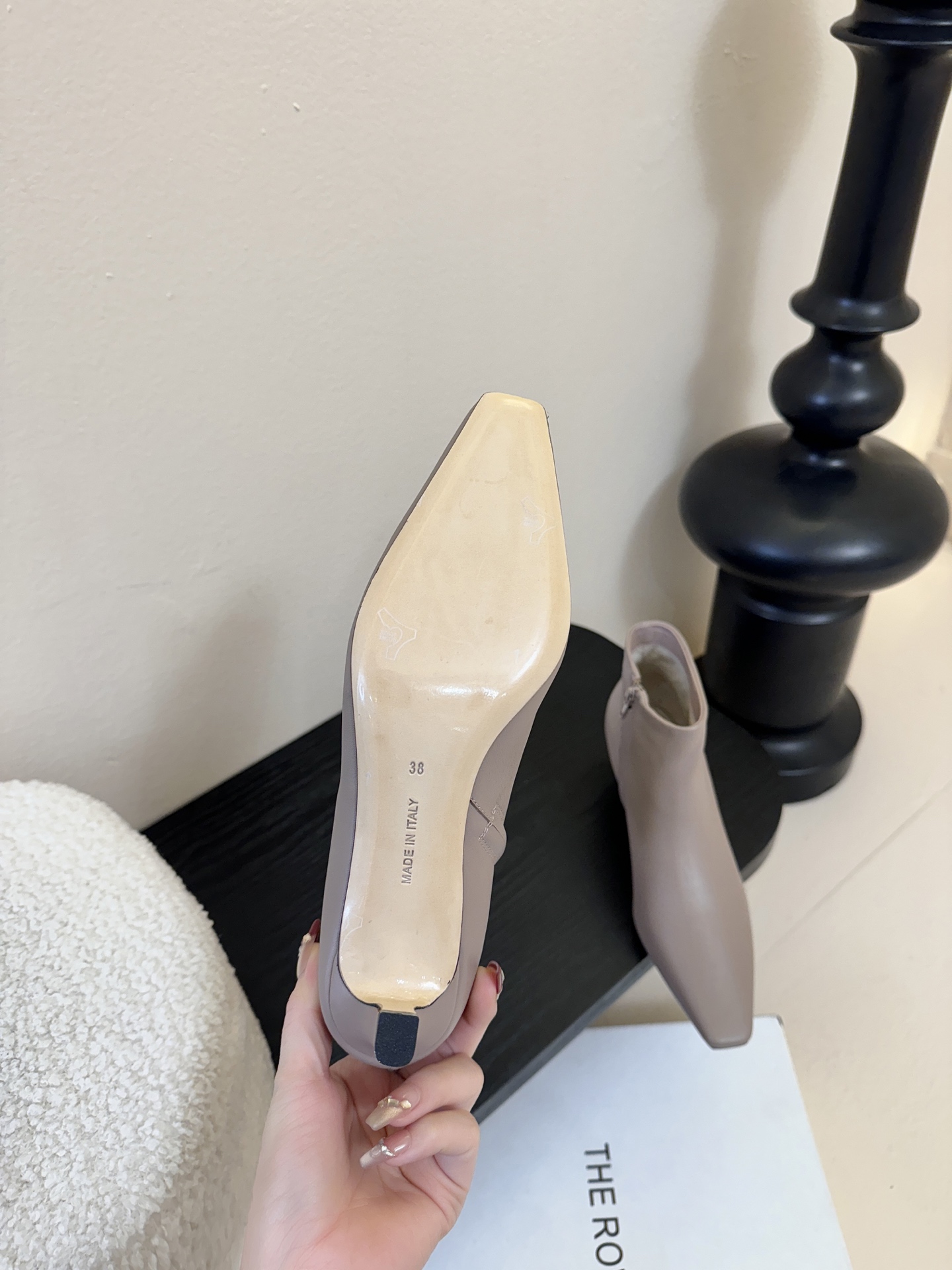 THE ROW25秋冬新品小方头猫跟小短靴裸鞋！这款短靴简直是可以被叫做断货王！小小方头设计极简又高级感