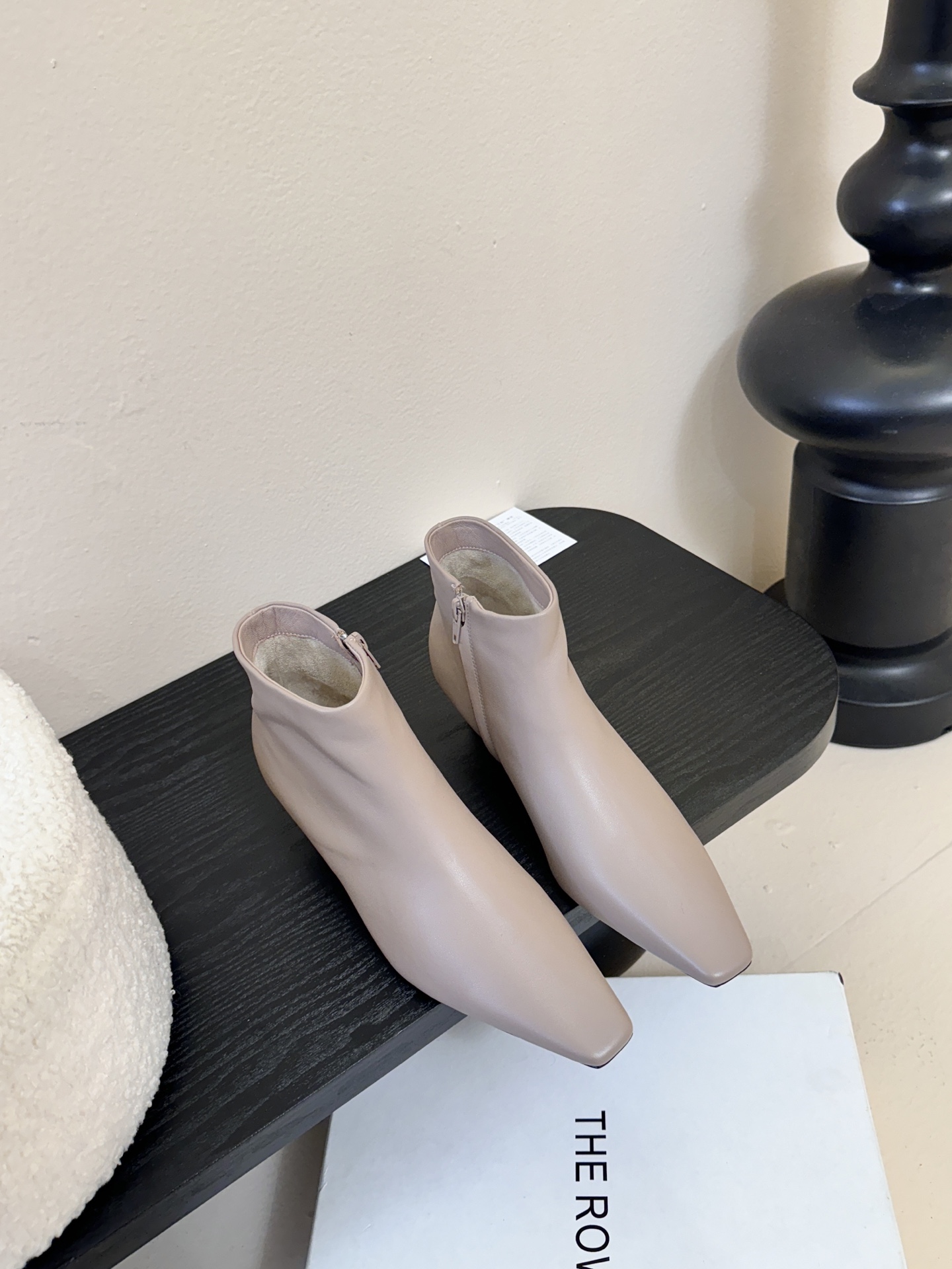 THE ROW25秋冬新品小方头猫跟小短靴裸鞋！这款短靴简直是可以被叫做断货王！小小方头设计极简又高级感