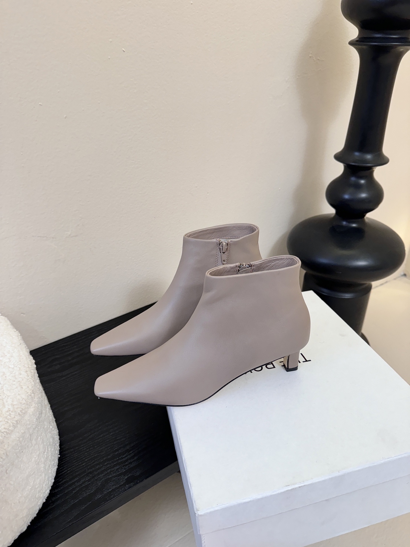 THE ROW25秋冬新品小方头猫跟小短靴裸鞋！这款短靴简直是可以被叫做断货王！小小方头设计极简又高级感