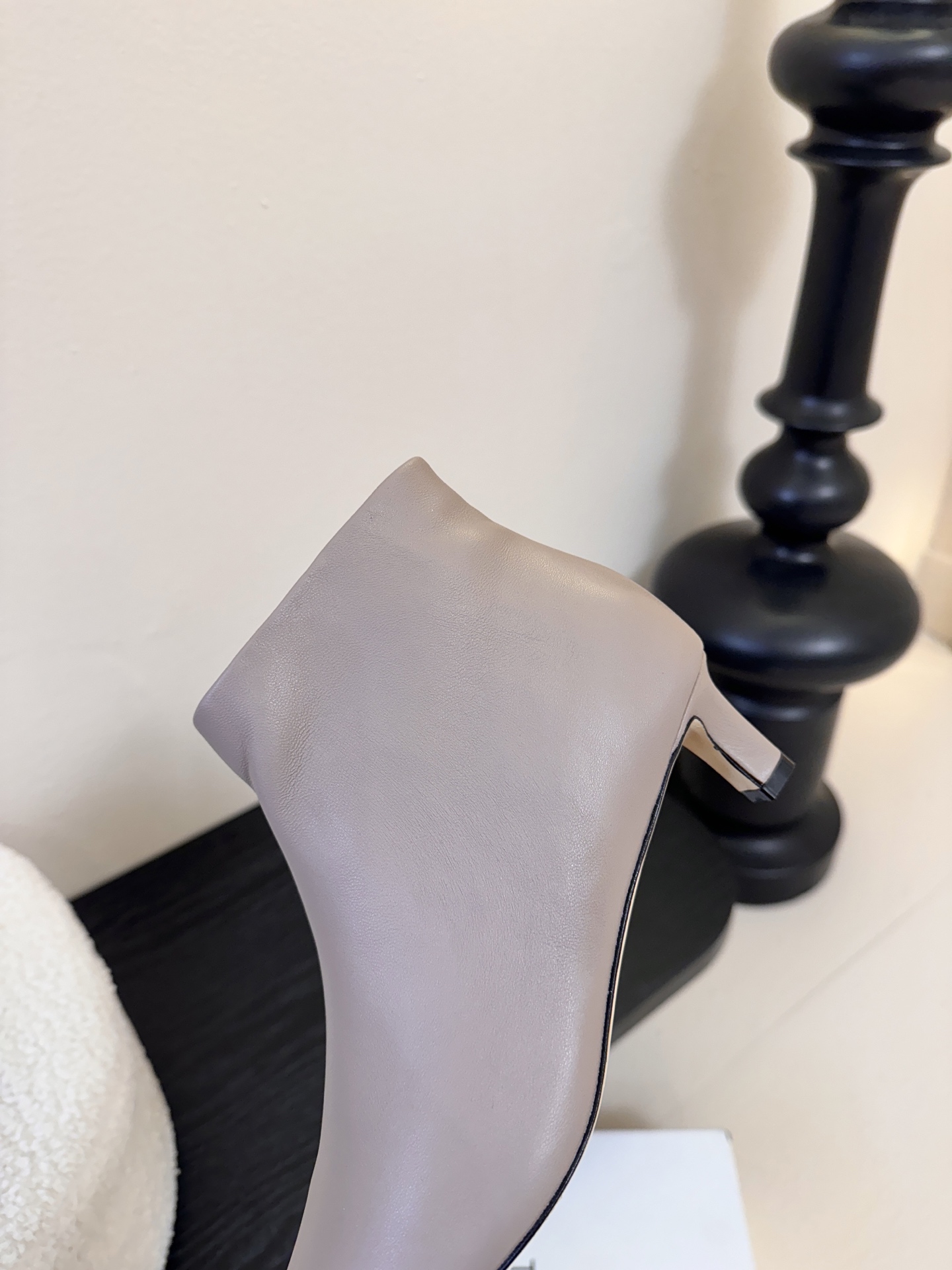 THE ROW25秋冬新品小方头猫跟小短靴裸鞋！这款短靴简直是可以被叫做断货王！小小方头设计极简又高级感