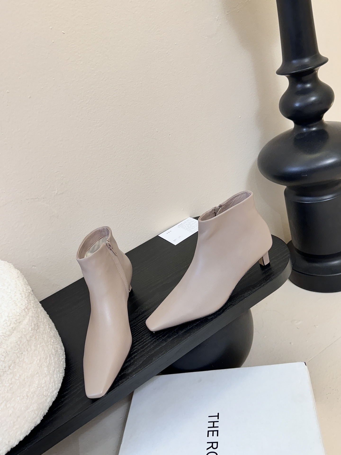 THE ROW25秋冬新品小方头猫跟小短靴裸鞋！这款短靴简直是可以被叫做断货王！小小方头设计极简又高级感