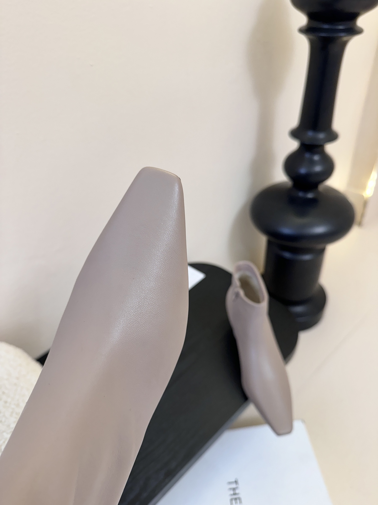 THE ROW25秋冬新品小方头猫跟小短靴裸鞋！这款短靴简直是可以被叫做断货王！小小方头设计极简又高级感