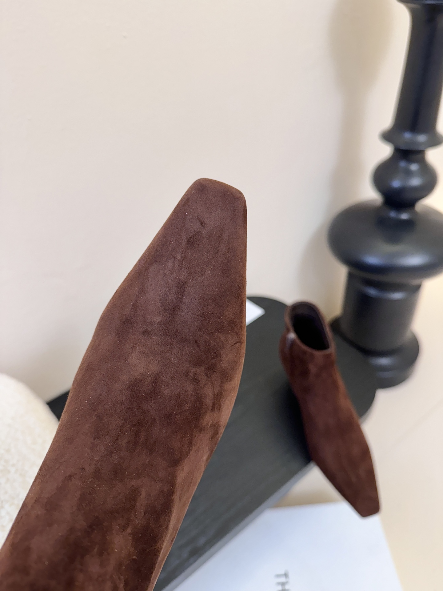 THE ROW25秋冬新品小方头猫跟小短靴裸鞋！这款短靴简直是可以被叫做断货王！小小方头设计极简又高级感