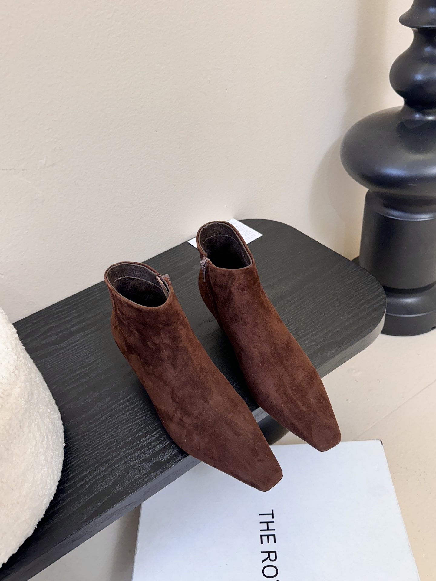 THE ROW25秋冬新品小方头猫跟小短靴裸鞋！这款短靴简直是可以被叫做断货王！小小方头设计极简又高级感