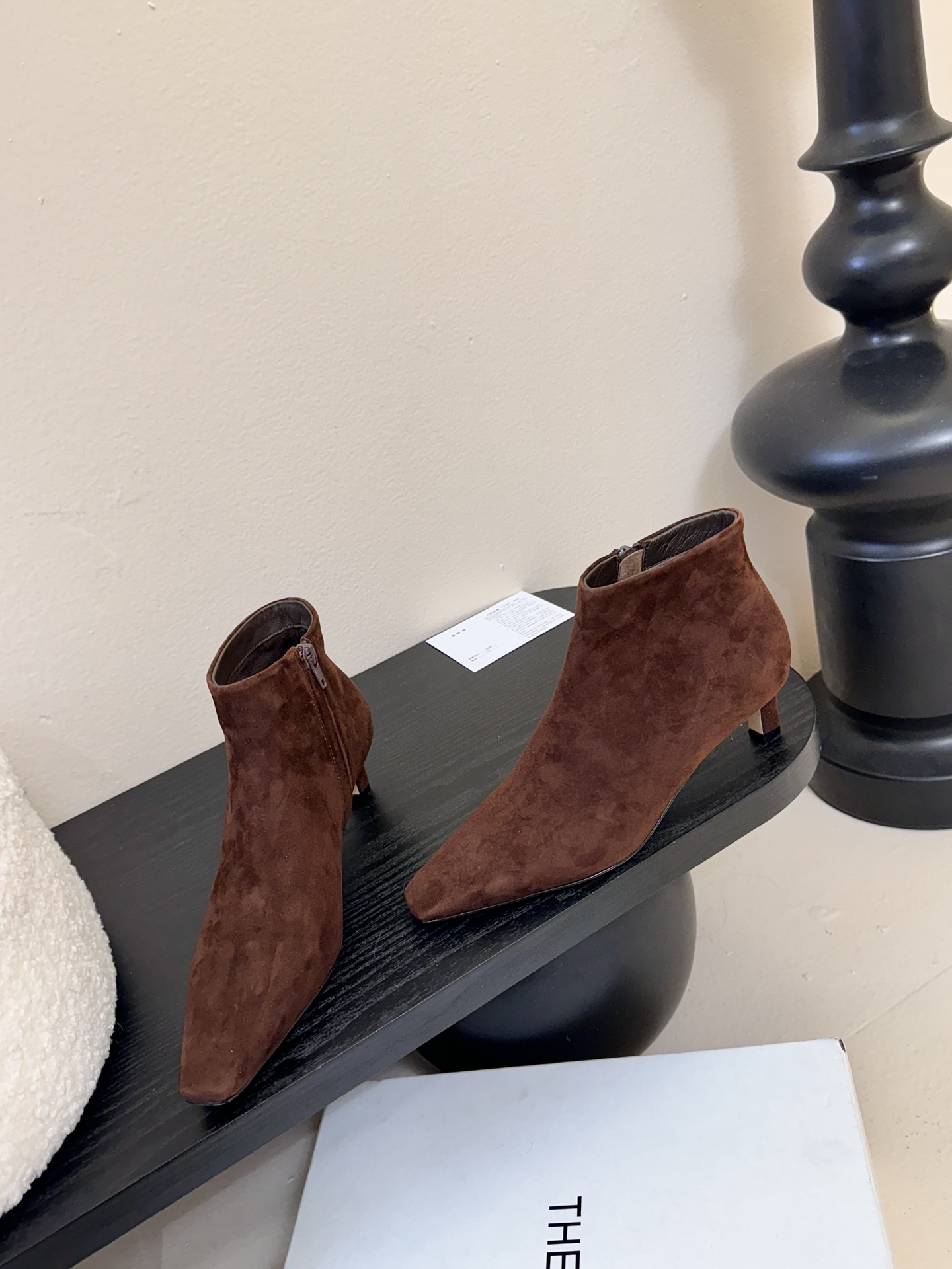 THE ROW25秋冬新品小方头猫跟小短靴裸鞋！这款短靴简直是可以被叫做断货王！小小方头设计极简又高级感