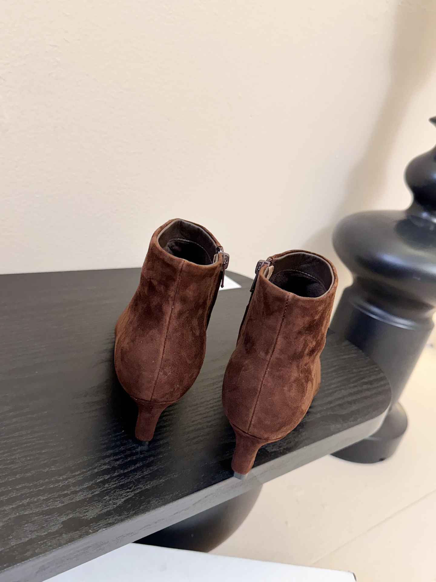 THE ROW25秋冬新品小方头猫跟小短靴裸鞋！这款短靴简直是可以被叫做断货王！小小方头设计极简又高级感