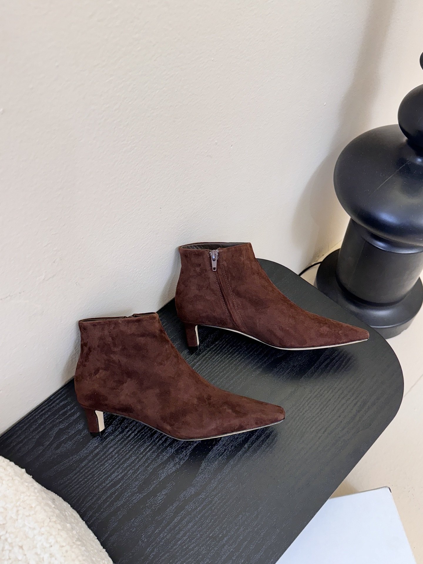 THE ROW25秋冬新品小方头猫跟小短靴裸鞋！这款短靴简直是可以被叫做断货王！小小方头设计极简又高级感