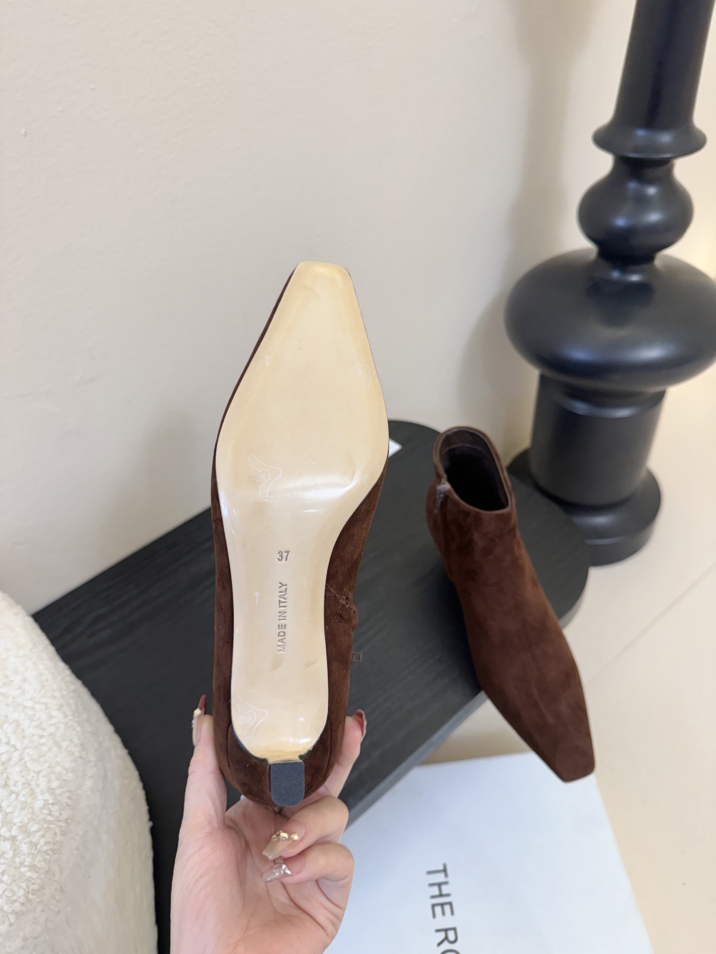 THE ROW25秋冬新品小方头猫跟小短靴裸鞋！这款短靴简直是可以被叫做断货王！小小方头设计极简又高级感