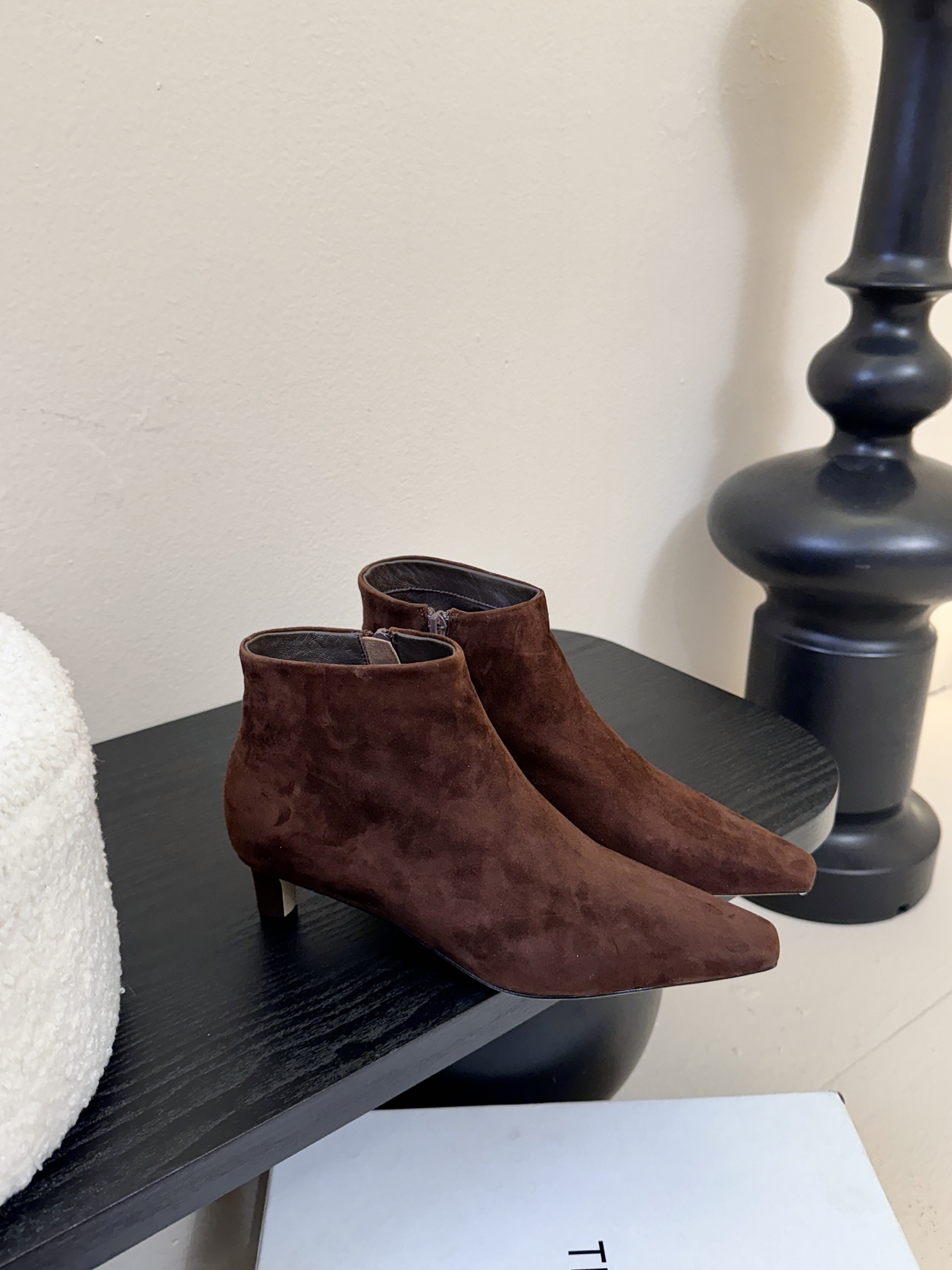 THE ROW25秋冬新品小方头猫跟小短靴裸鞋！这款短靴简直是可以被叫做断货王！小小方头设计极简又高级感