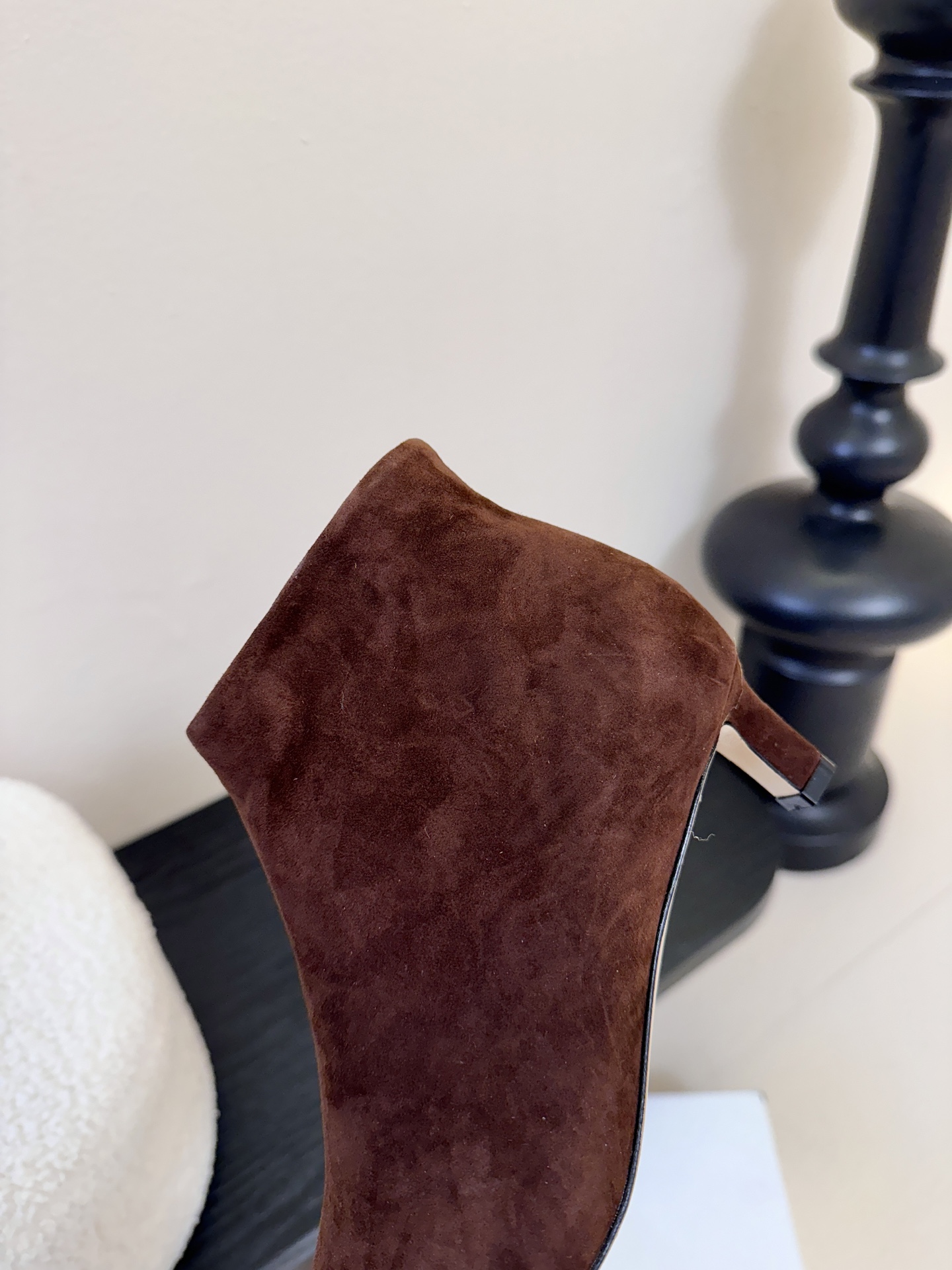 THE ROW25秋冬新品小方头猫跟小短靴裸鞋！这款短靴简直是可以被叫做断货王！小小方头设计极简又高级感