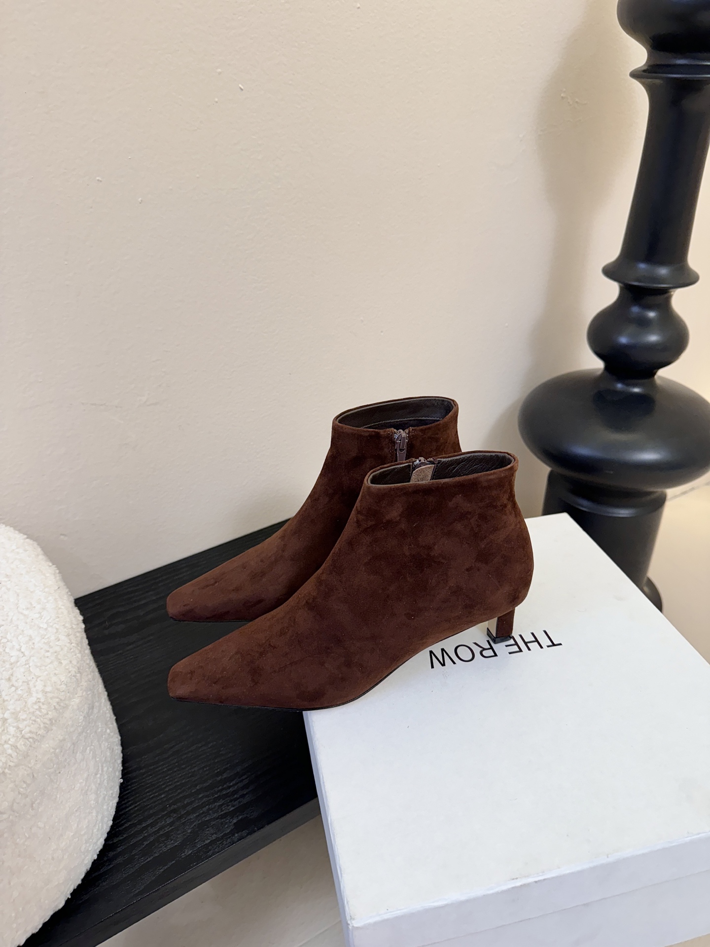 THE ROW25秋冬新品小方头猫跟小短靴裸鞋！这款短靴简直是可以被叫做断货王！小小方头设计极简又高级感