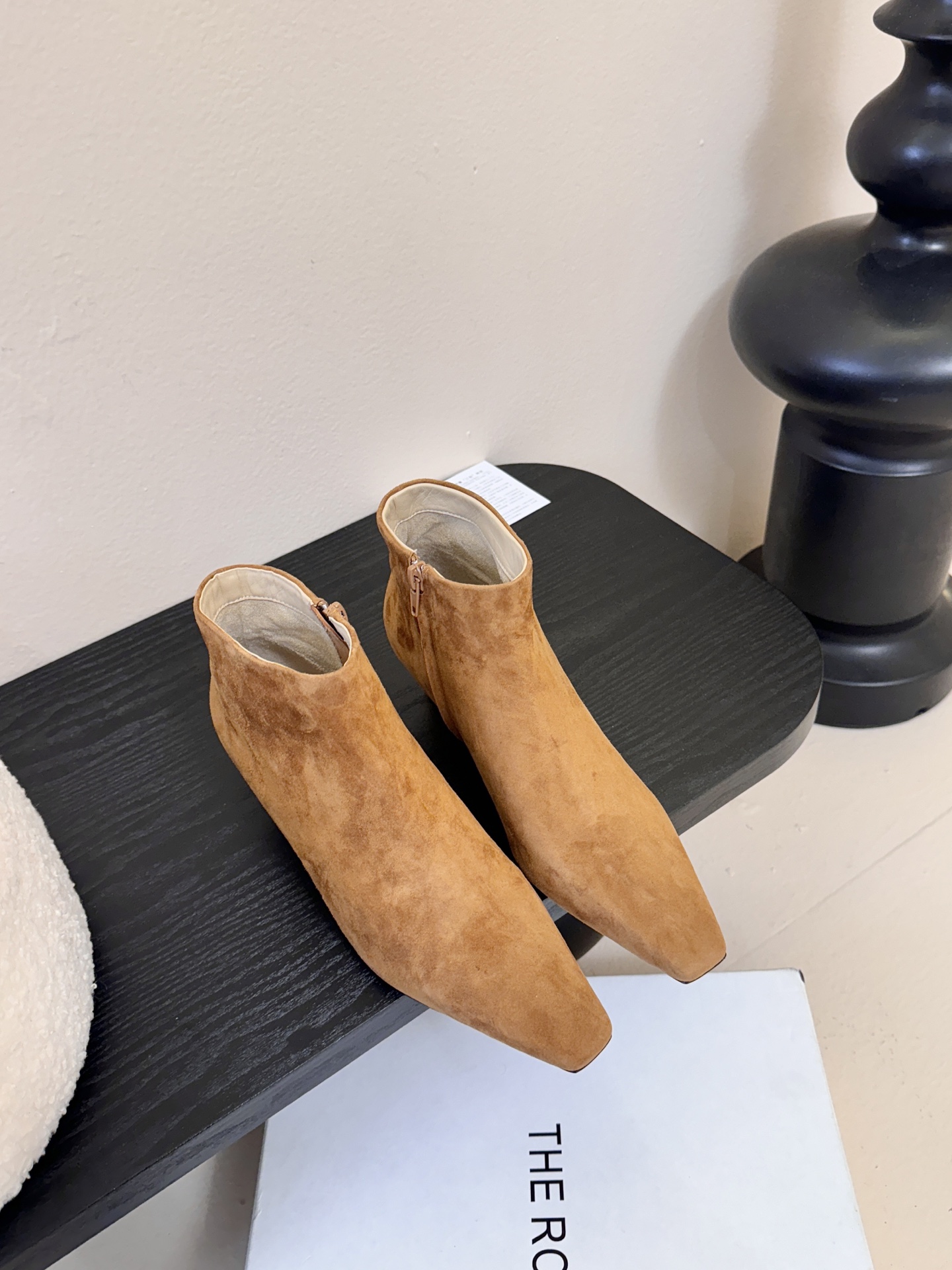 THE ROW25秋冬新品小方头猫跟小短靴裸鞋！这款短靴简直是可以被叫做断货王！小小方头设计极简又高级感