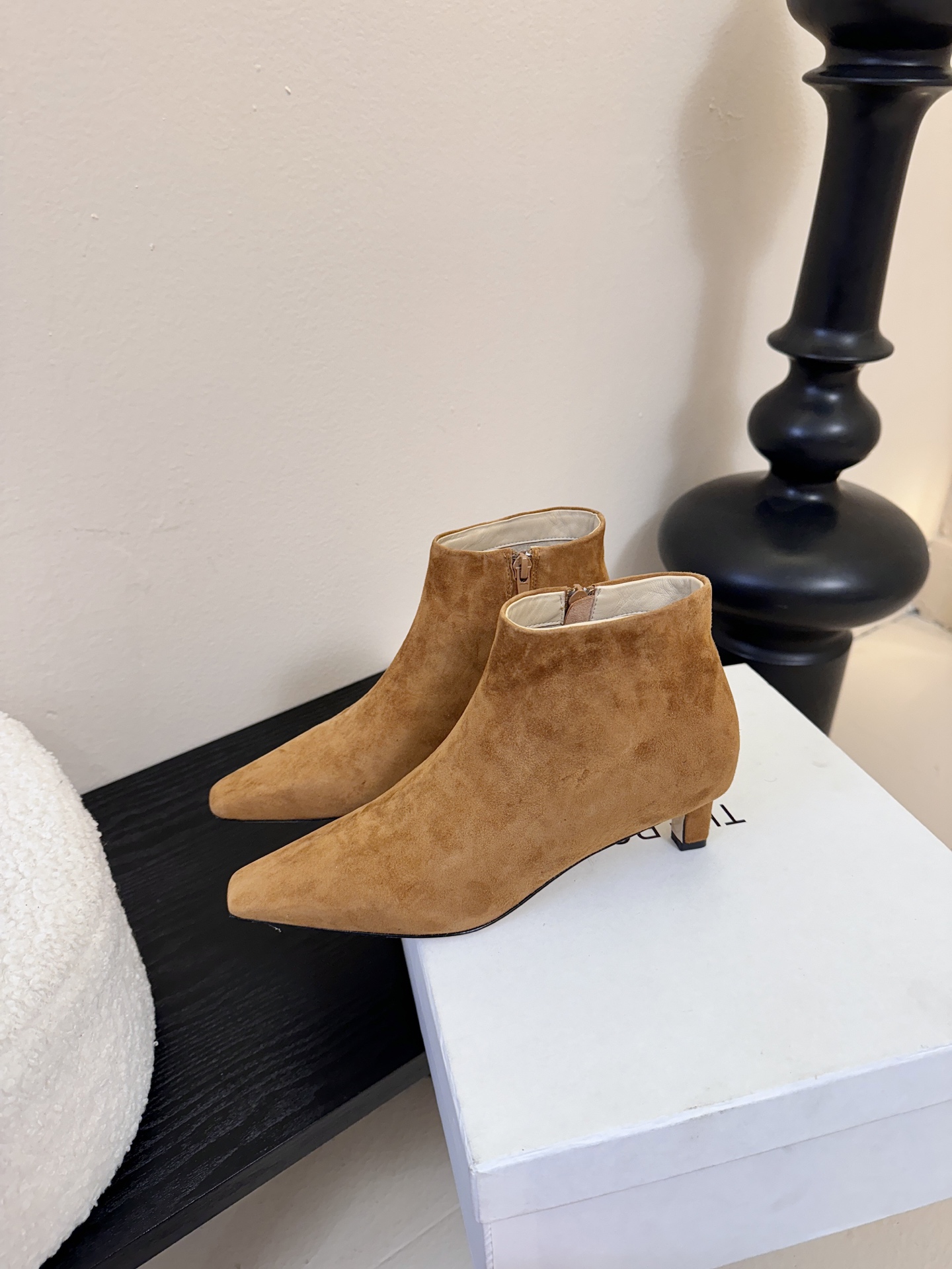 THE ROW25秋冬新品小方头猫跟小短靴裸鞋！这款短靴简直是可以被叫做断货王！小小方头设计极简又高级感