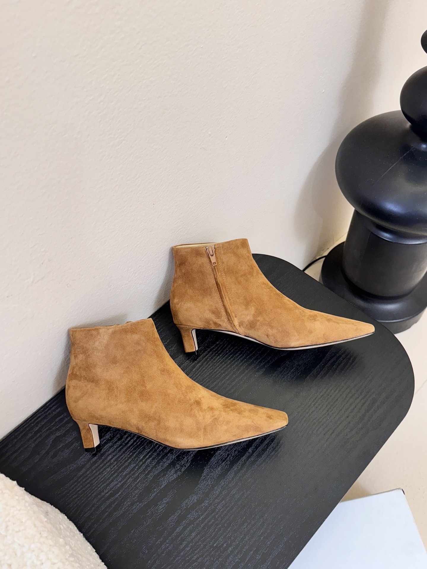 THE ROW25秋冬新品小方头猫跟小短靴裸鞋！这款短靴简直是可以被叫做断货王！小小方头设计极简又高级感