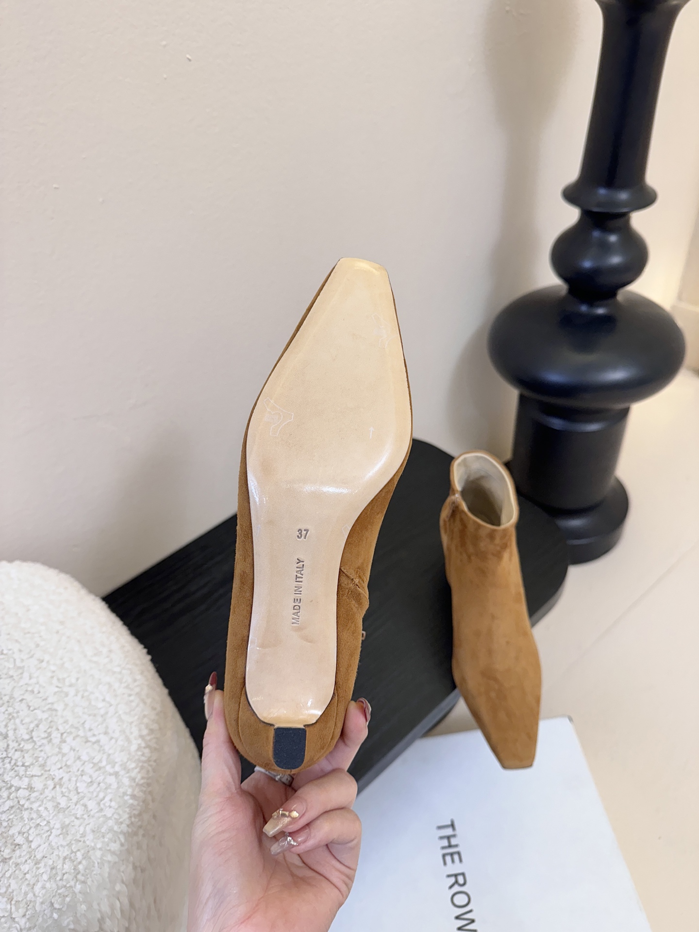 THE ROW25秋冬新品小方头猫跟小短靴裸鞋！这款短靴简直是可以被叫做断货王！小小方头设计极简又高级感