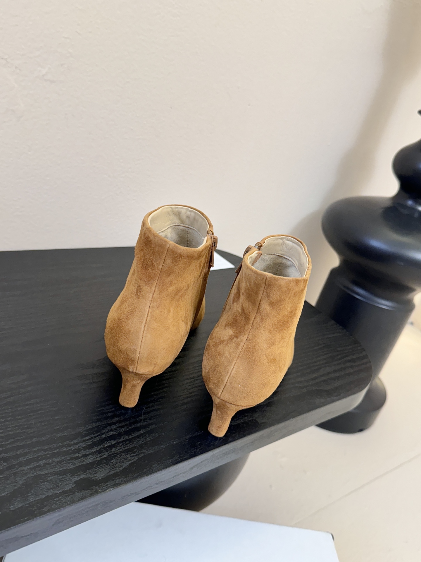 THE ROW25秋冬新品小方头猫跟小短靴裸鞋！这款短靴简直是可以被叫做断货王！小小方头设计极简又高级感