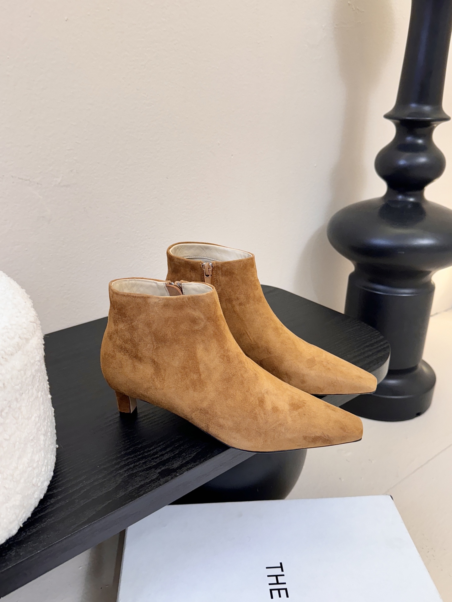 THE ROW25秋冬新品小方头猫跟小短靴裸鞋！这款短靴简直是可以被叫做断货王！小小方头设计极简又高级感