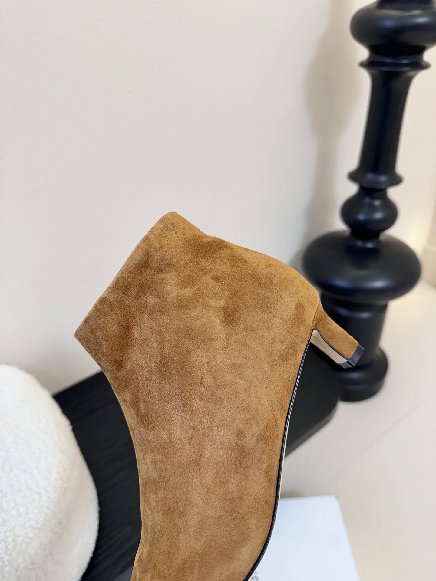 THE ROW25秋冬新品小方头猫跟小短靴裸鞋！这款短靴简直是可以被叫做断货王！小小方头设计极简又高级感