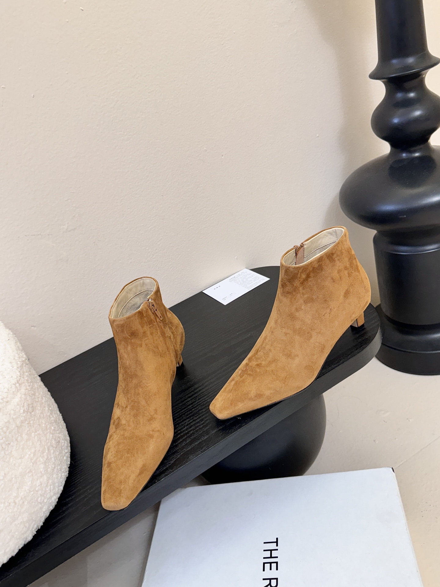 THE ROW25秋冬新品小方头猫跟小短靴裸鞋！这款短靴简直是可以被叫做断货王！小小方头设计极简又高级感