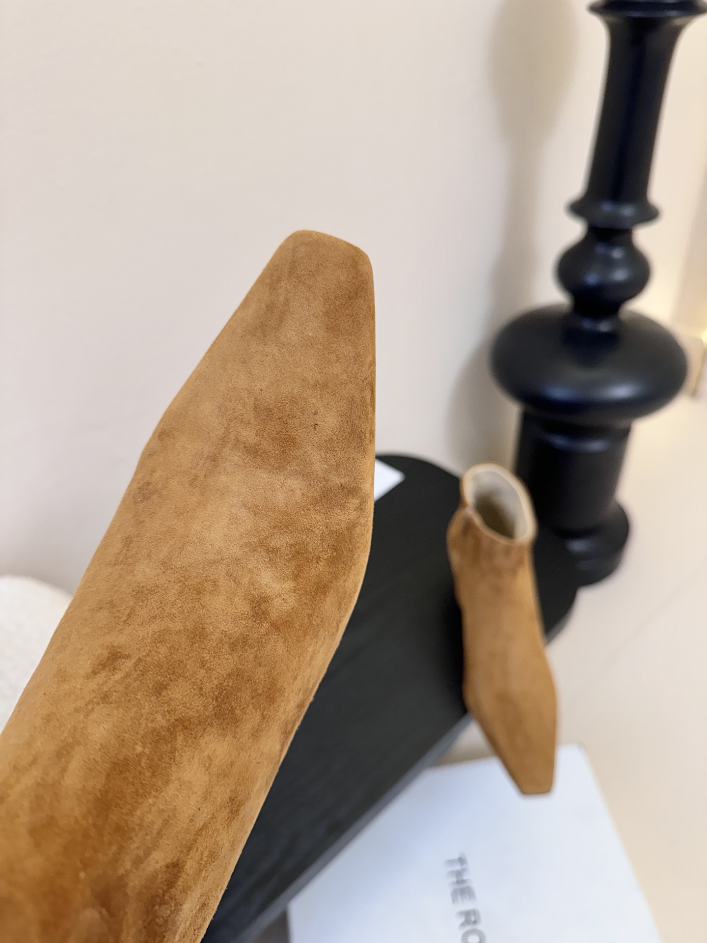 THE ROW25秋冬新品小方头猫跟小短靴裸鞋！这款短靴简直是可以被叫做断货王！小小方头设计极简又高级感