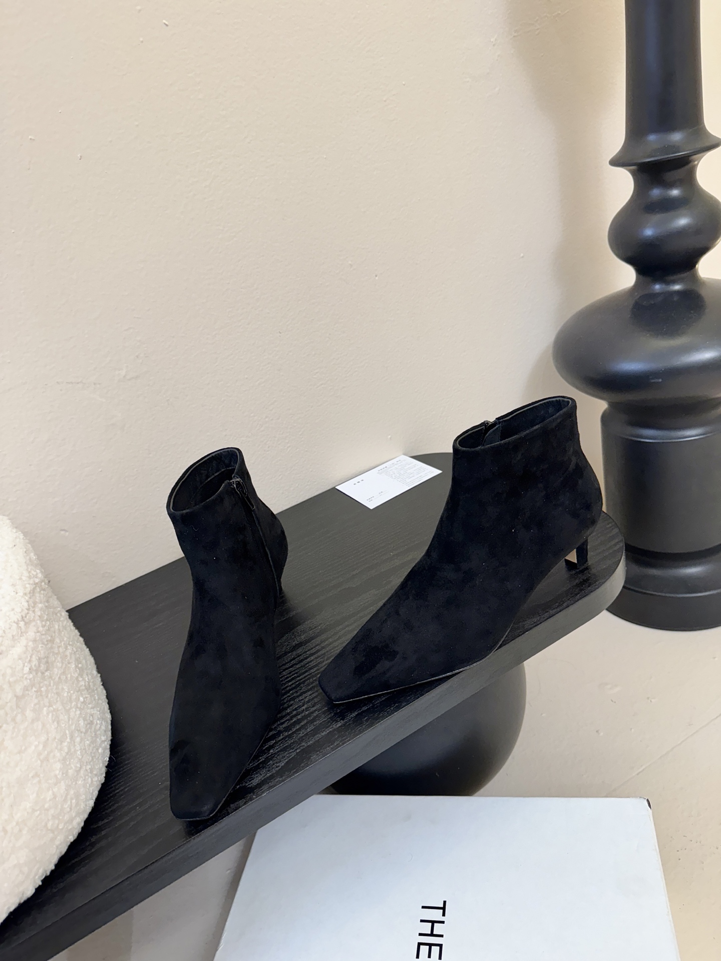 THE ROW25秋冬新品小方头猫跟小短靴裸鞋！这款短靴简直是可以被叫做断货王！小小方头设计极简又高级感