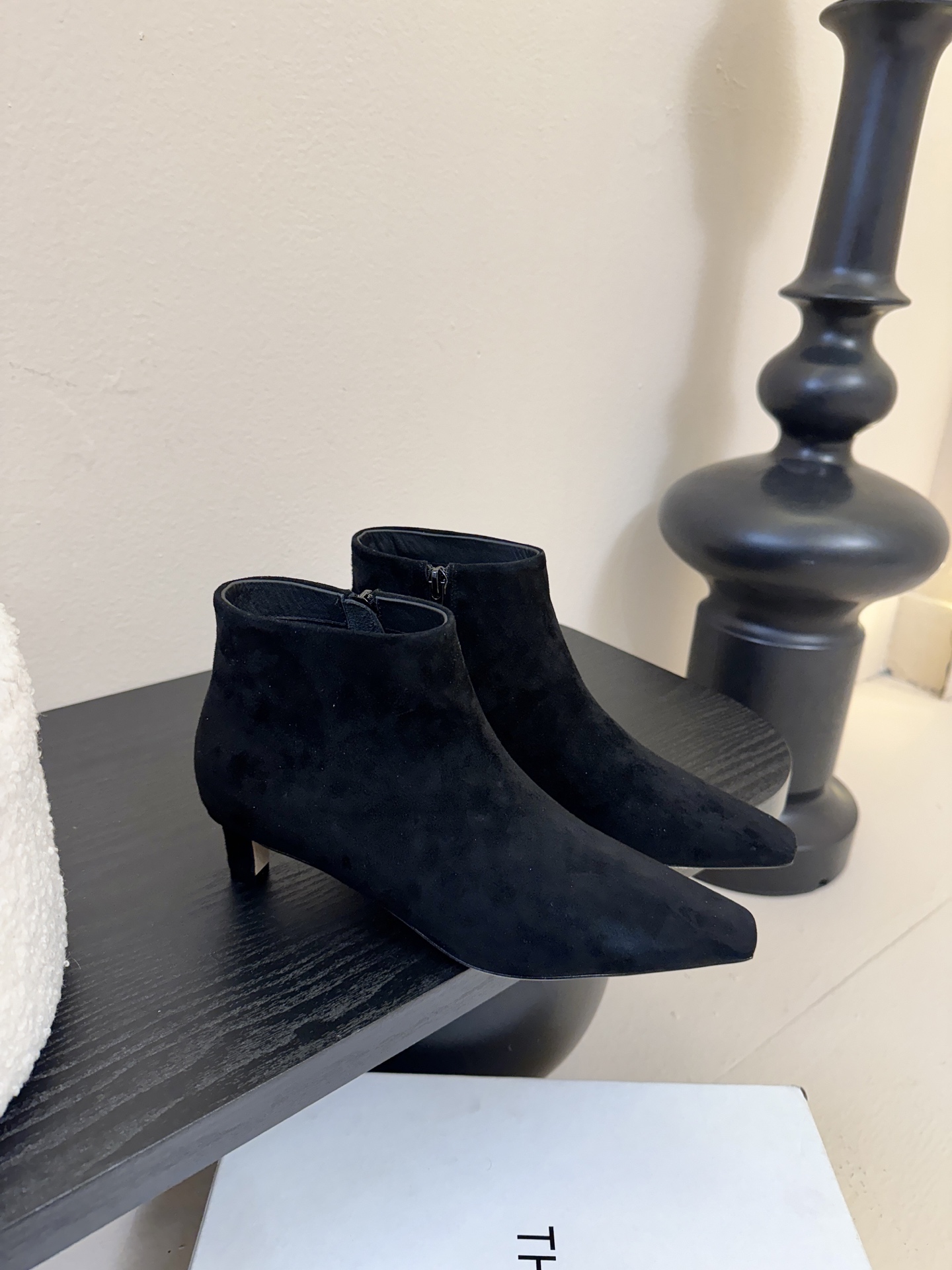 THE ROW25秋冬新品小方头猫跟小短靴裸鞋！这款短靴简直是可以被叫做断货王！小小方头设计极简又高级感