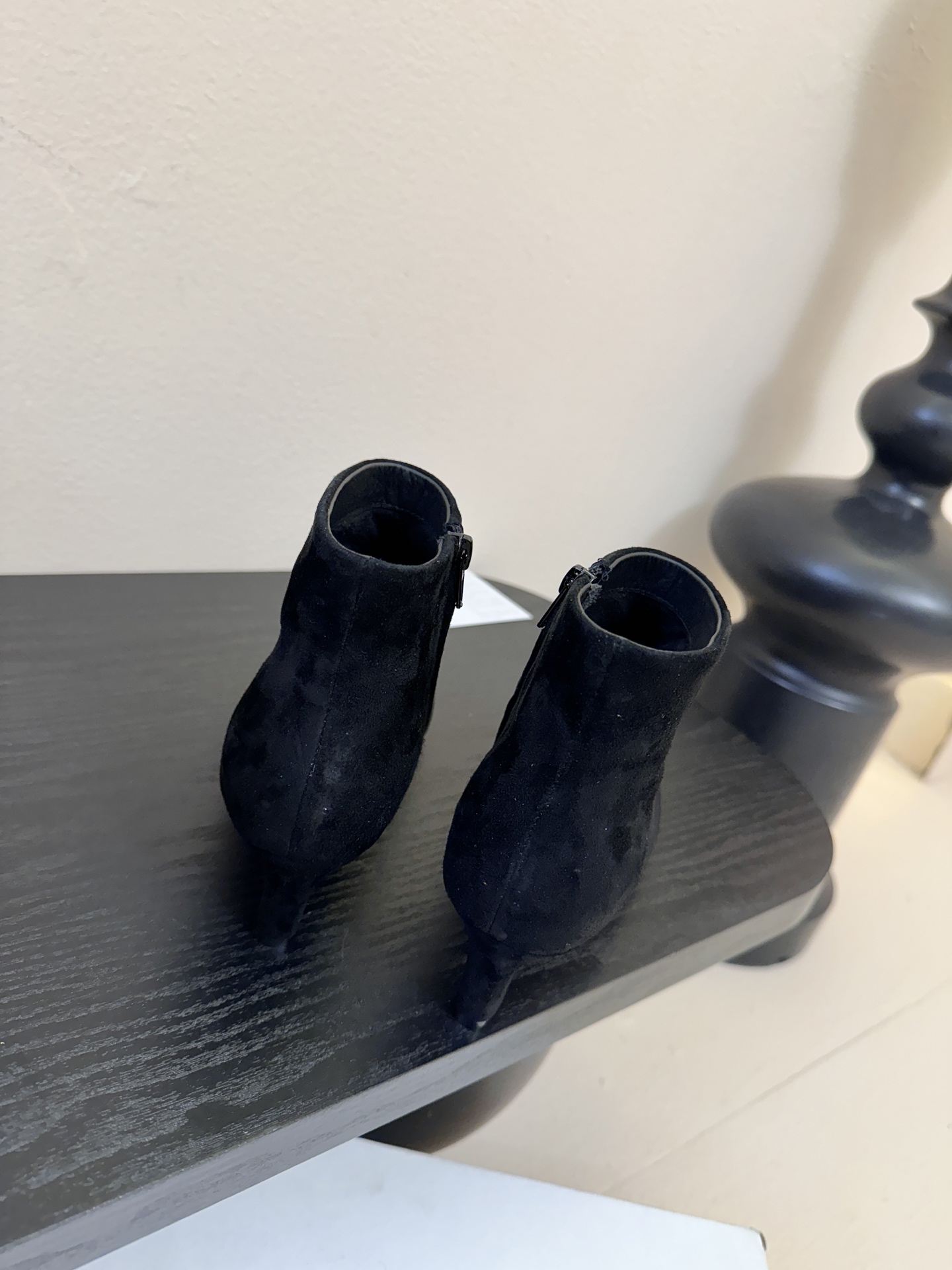 THE ROW25秋冬新品小方头猫跟小短靴裸鞋！这款短靴简直是可以被叫做断货王！小小方头设计极简又高级感