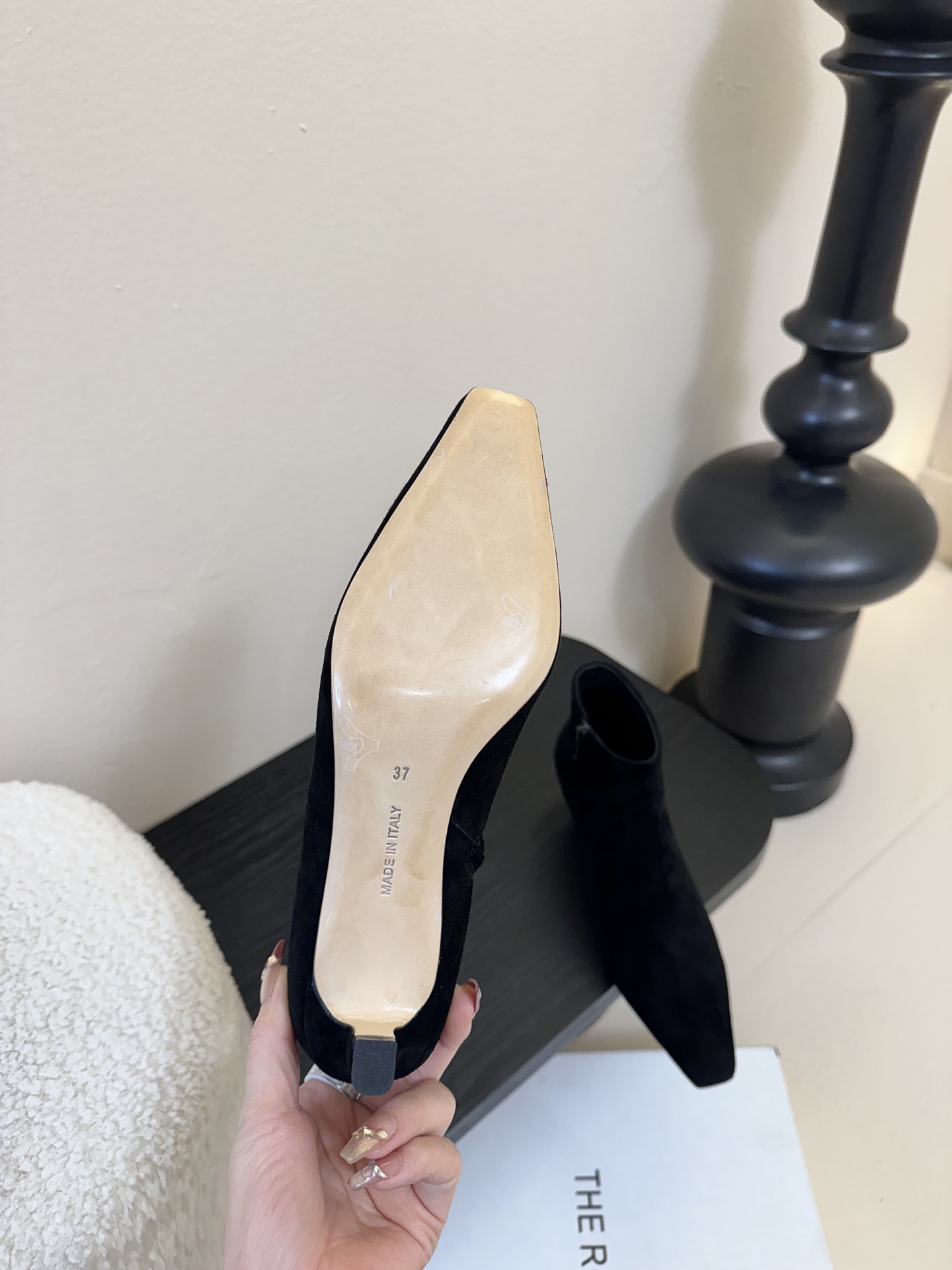 THE ROW25秋冬新品小方头猫跟小短靴裸鞋！这款短靴简直是可以被叫做断货王！小小方头设计极简又高级感