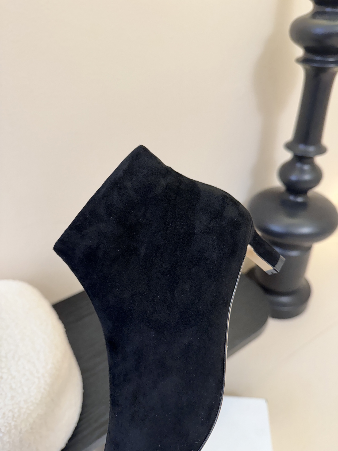 THE ROW25秋冬新品小方头猫跟小短靴裸鞋！这款短靴简直是可以被叫做断货王！小小方头设计极简又高级感