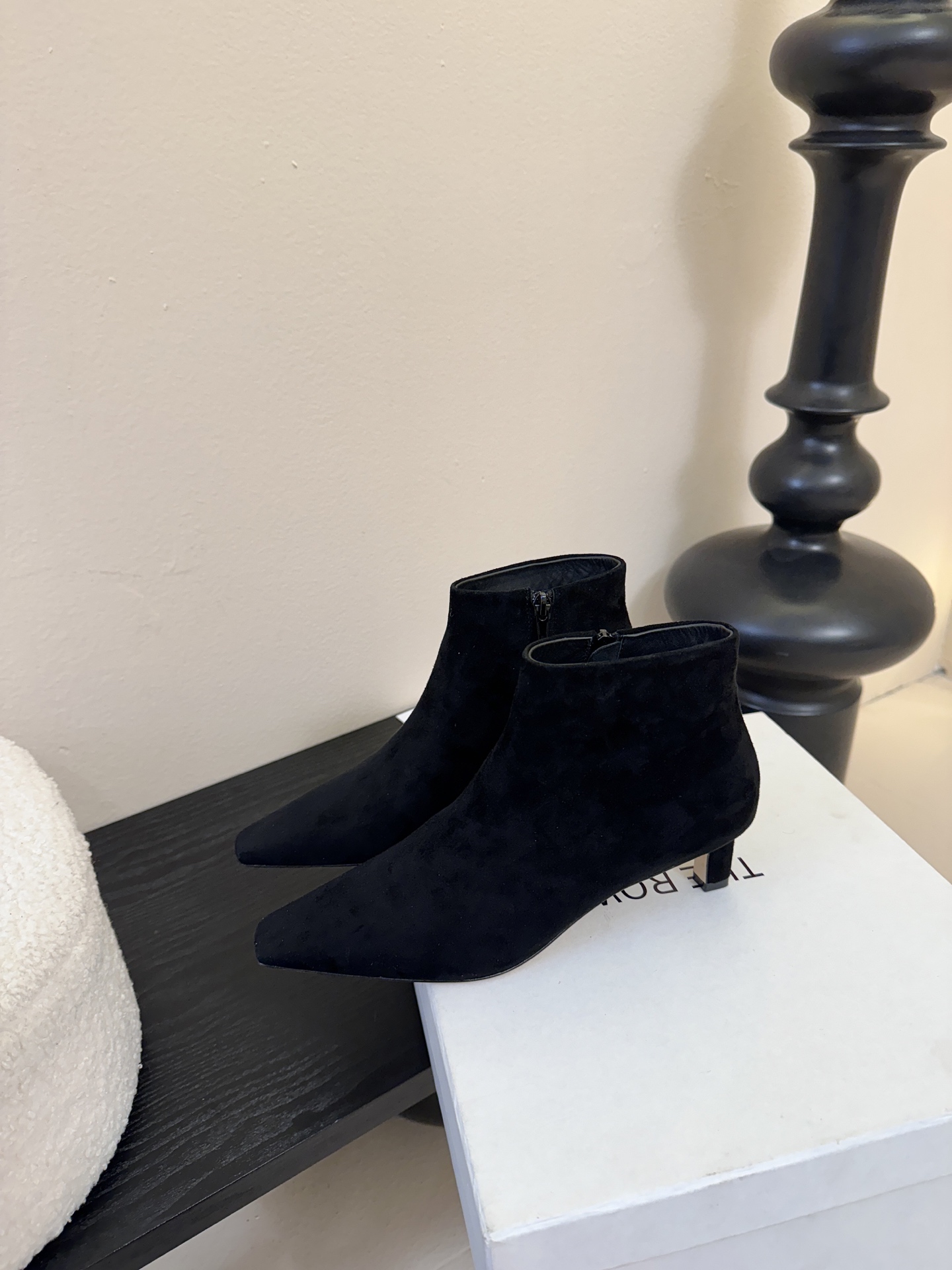 THE ROW25秋冬新品小方头猫跟小短靴裸鞋！这款短靴简直是可以被叫做断货王！小小方头设计极简又高级感