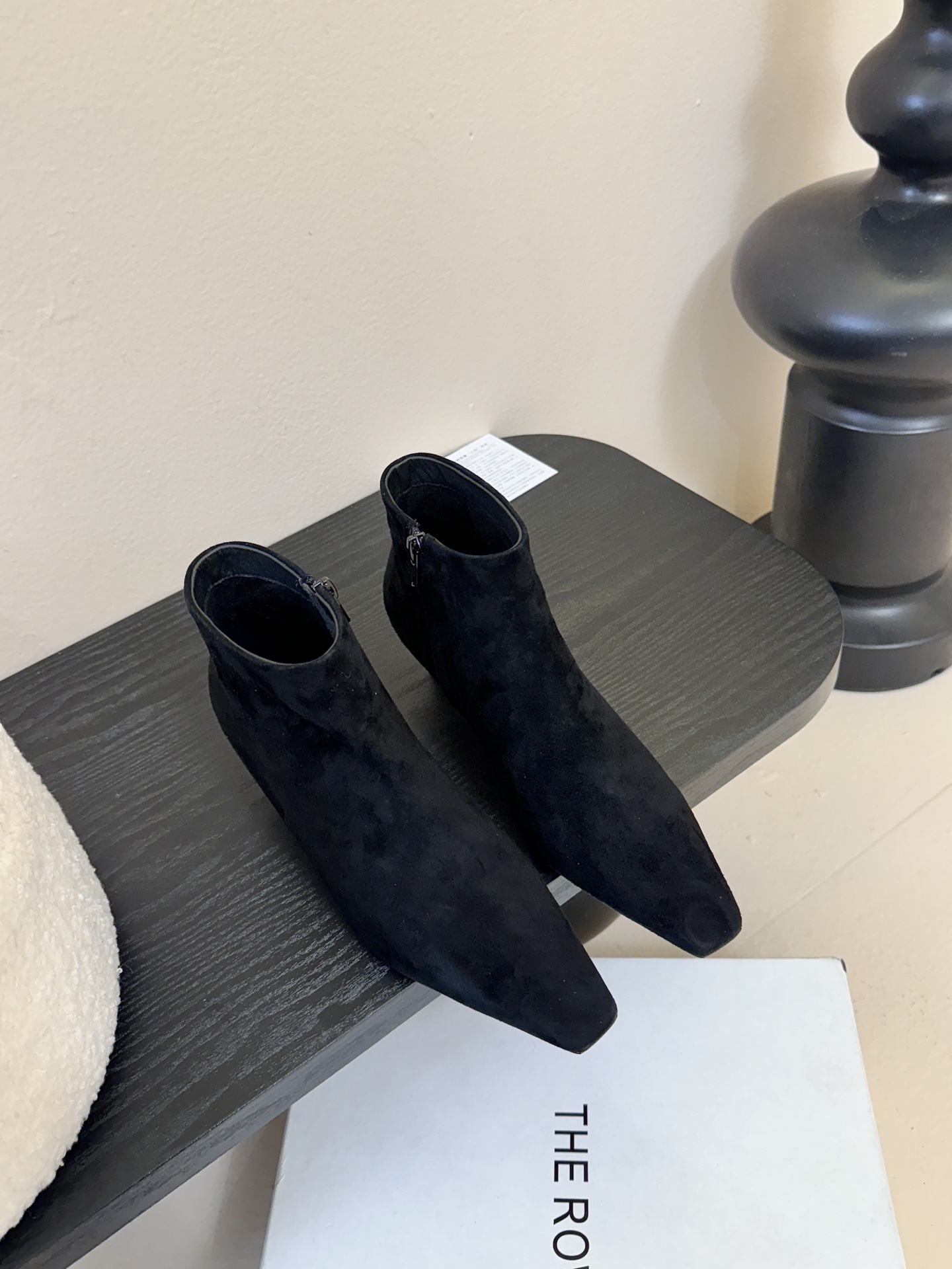 THE ROW25秋冬新品小方头猫跟小短靴裸鞋！这款短靴简直是可以被叫做断货王！小小方头设计极简又高级感