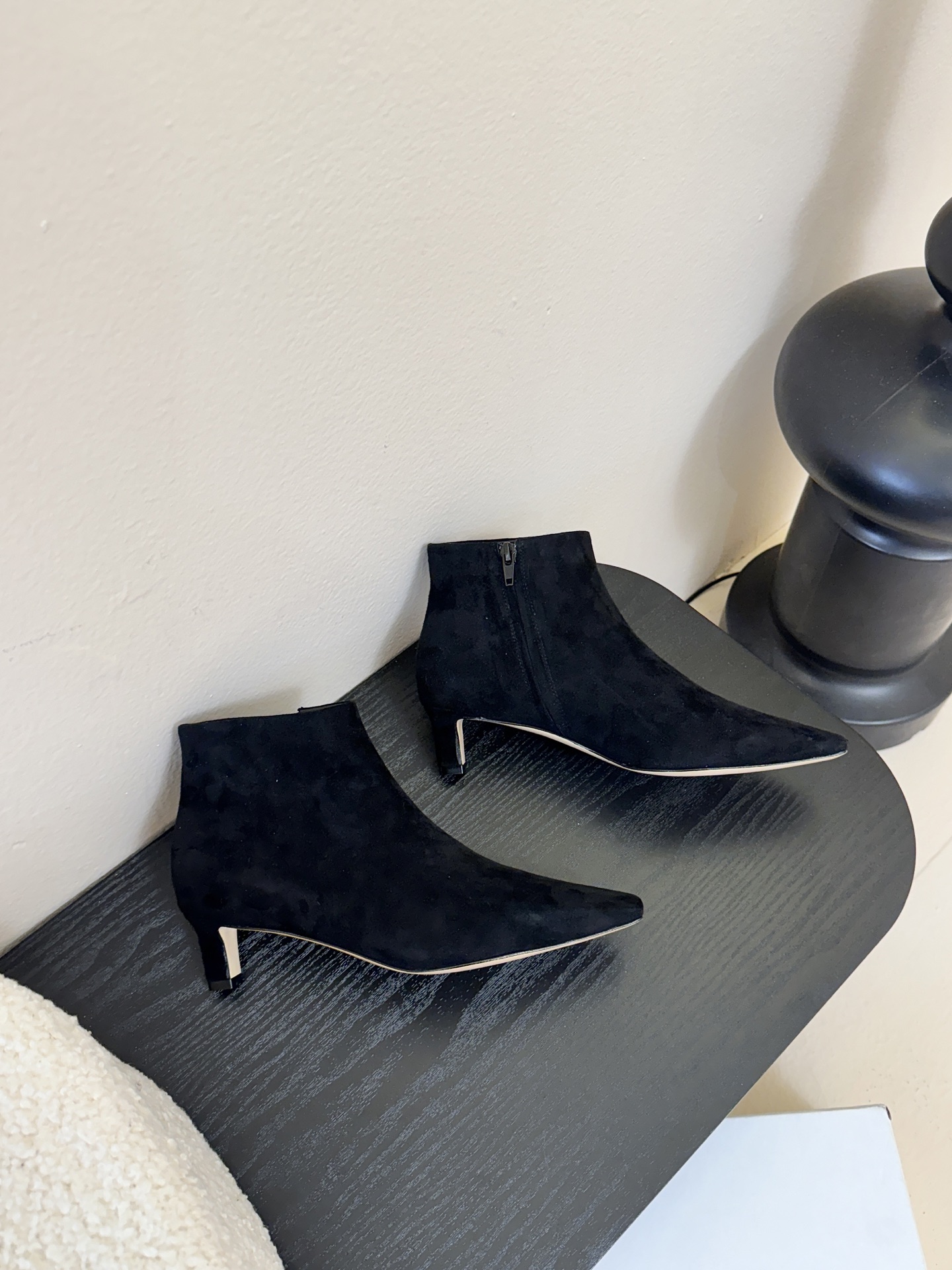 THE ROW25秋冬新品小方头猫跟小短靴裸鞋！这款短靴简直是可以被叫做断货王！小小方头设计极简又高级感