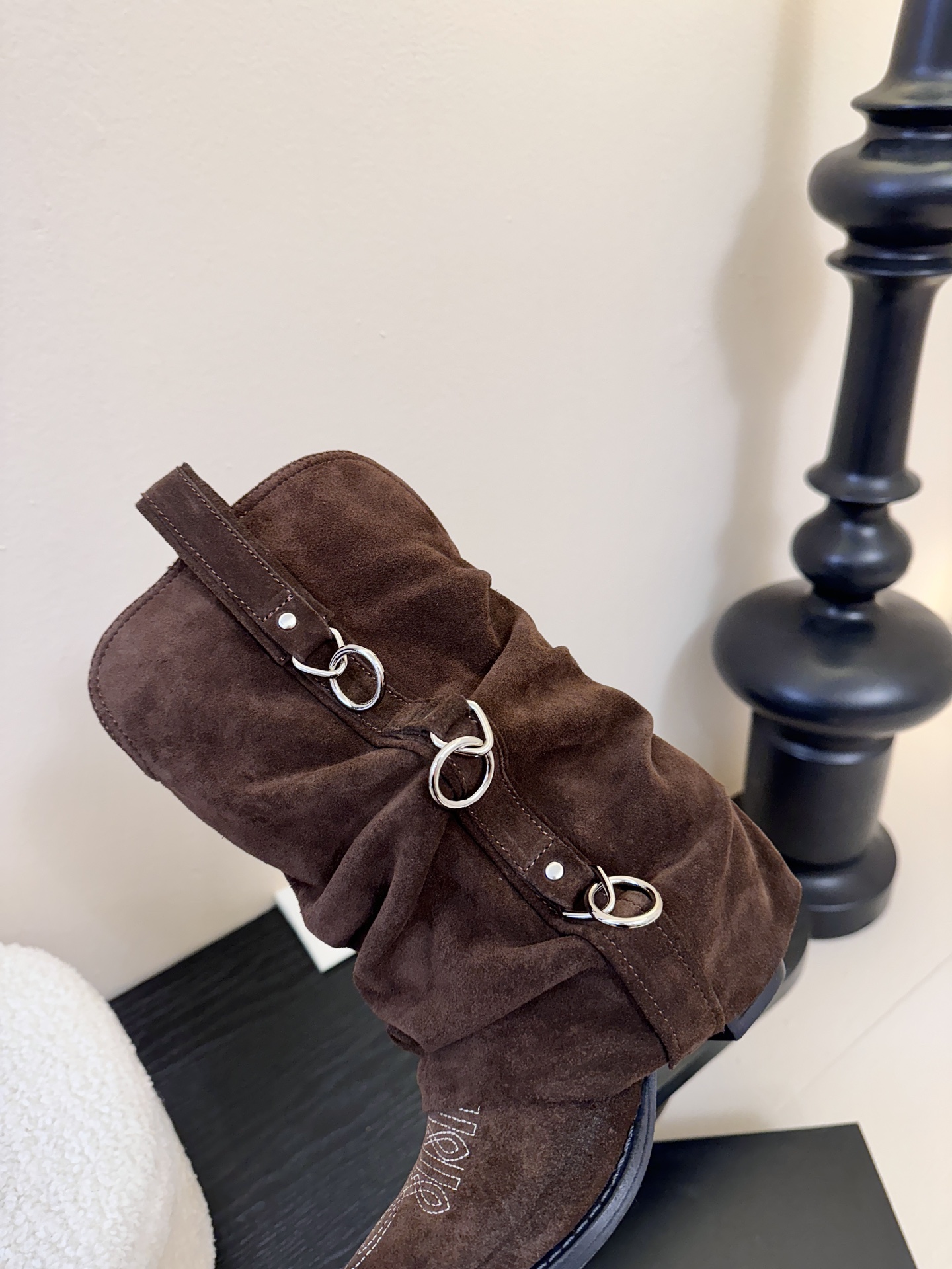 R13 𝟐𝟓𝐀𝐖新品R13 这款西部靴 复古麂皮褶皱设计超吸睛 尖头造型拽酷拉满 上脚瞬间化身街头时髦精