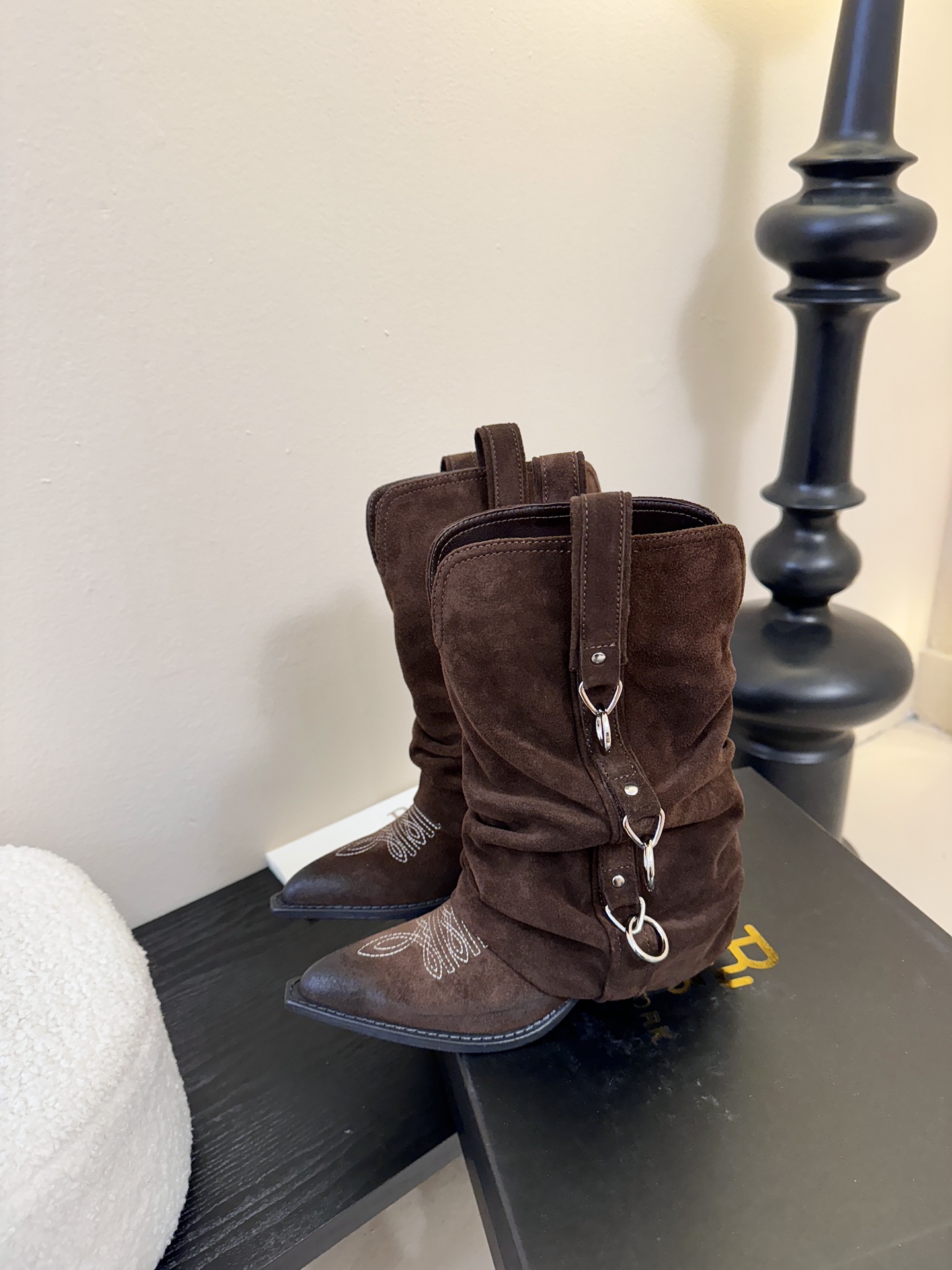 R13 𝟐𝟓𝐀𝐖新品R13 这款西部靴 复古麂皮褶皱设计超吸睛 尖头造型拽酷拉满 上脚瞬间化身街头时髦精