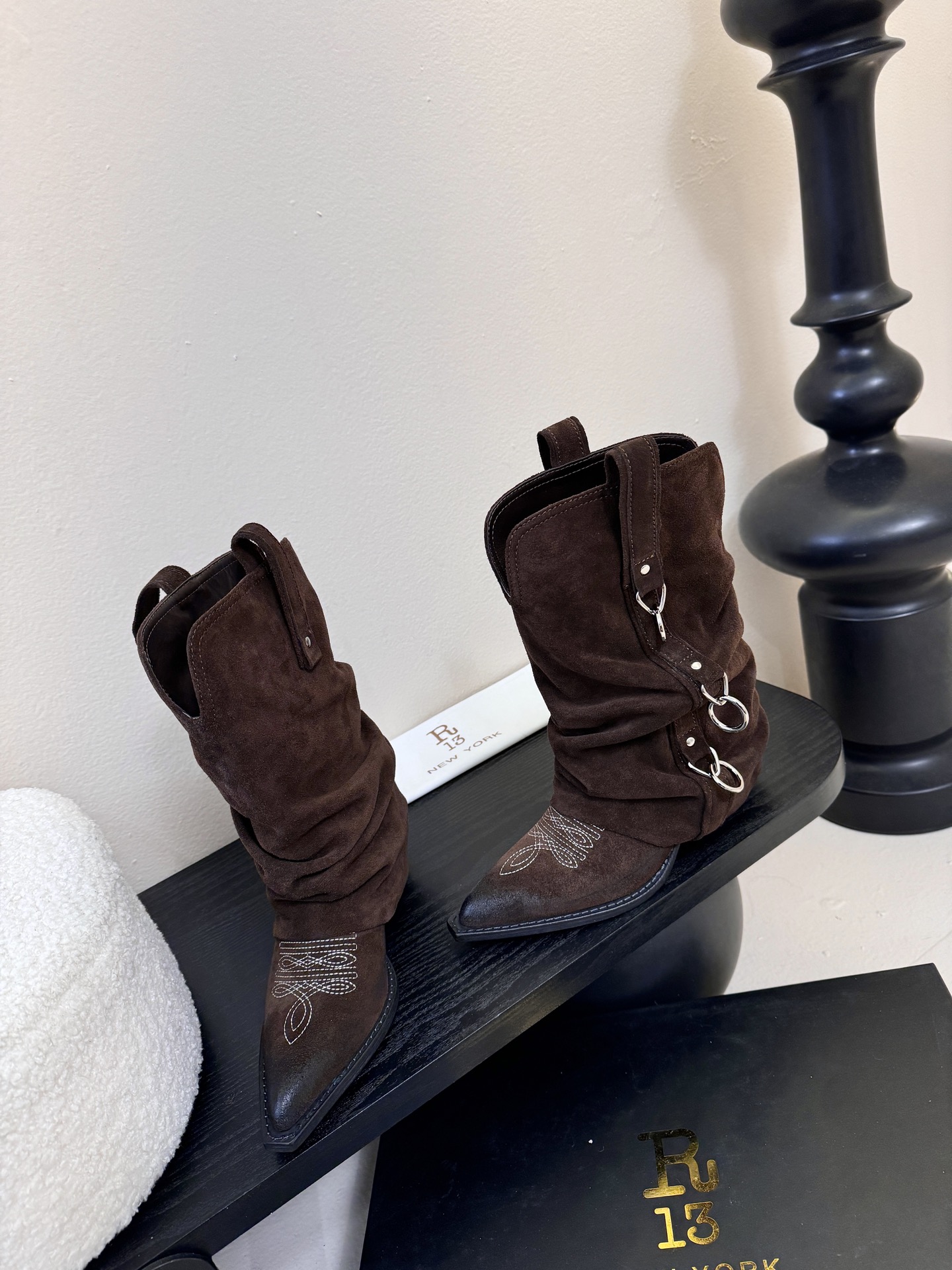 R13 𝟐𝟓𝐀𝐖新品R13 这款西部靴 复古麂皮褶皱设计超吸睛 尖头造型拽酷拉满 上脚瞬间化身街头时髦精