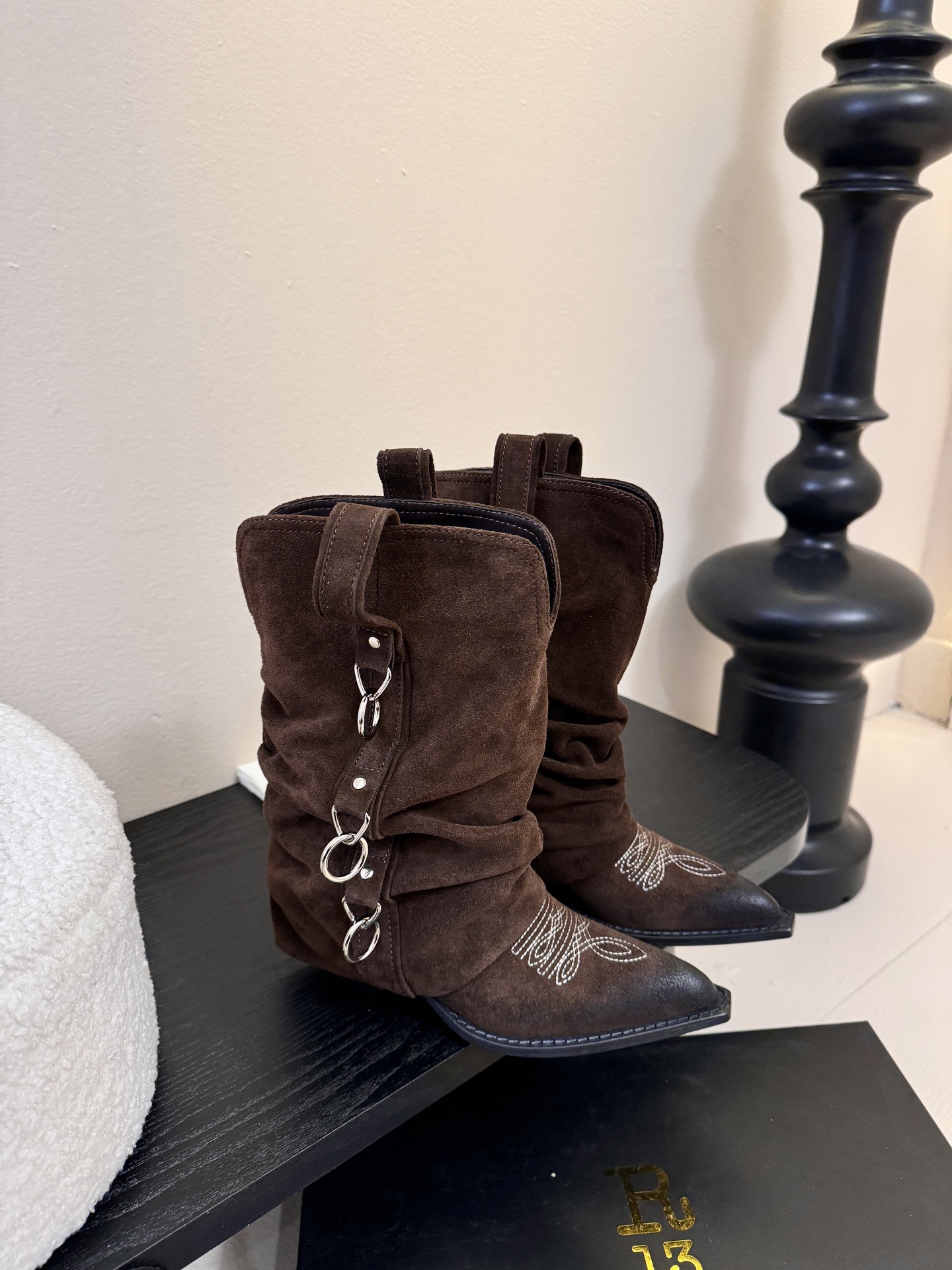 R13 𝟐𝟓𝐀𝐖新品R13 这款西部靴 复古麂皮褶皱设计超吸睛 尖头造型拽酷拉满 上脚瞬间化身街头时髦精