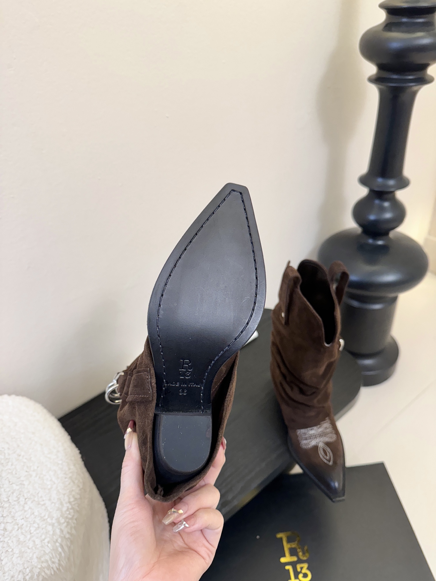 R13 𝟐𝟓𝐀𝐖新品R13 这款西部靴 复古麂皮褶皱设计超吸睛 尖头造型拽酷拉满 上脚瞬间化身街头时髦精